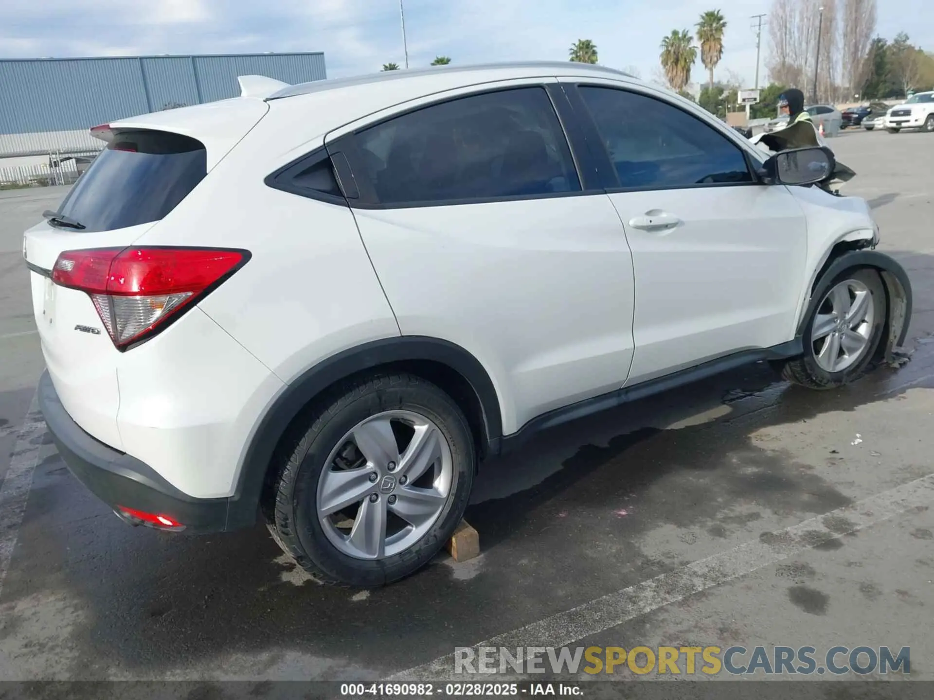 4 Photograph of a damaged car 3CZRU6H50KM732508 HONDA HR-V 2019