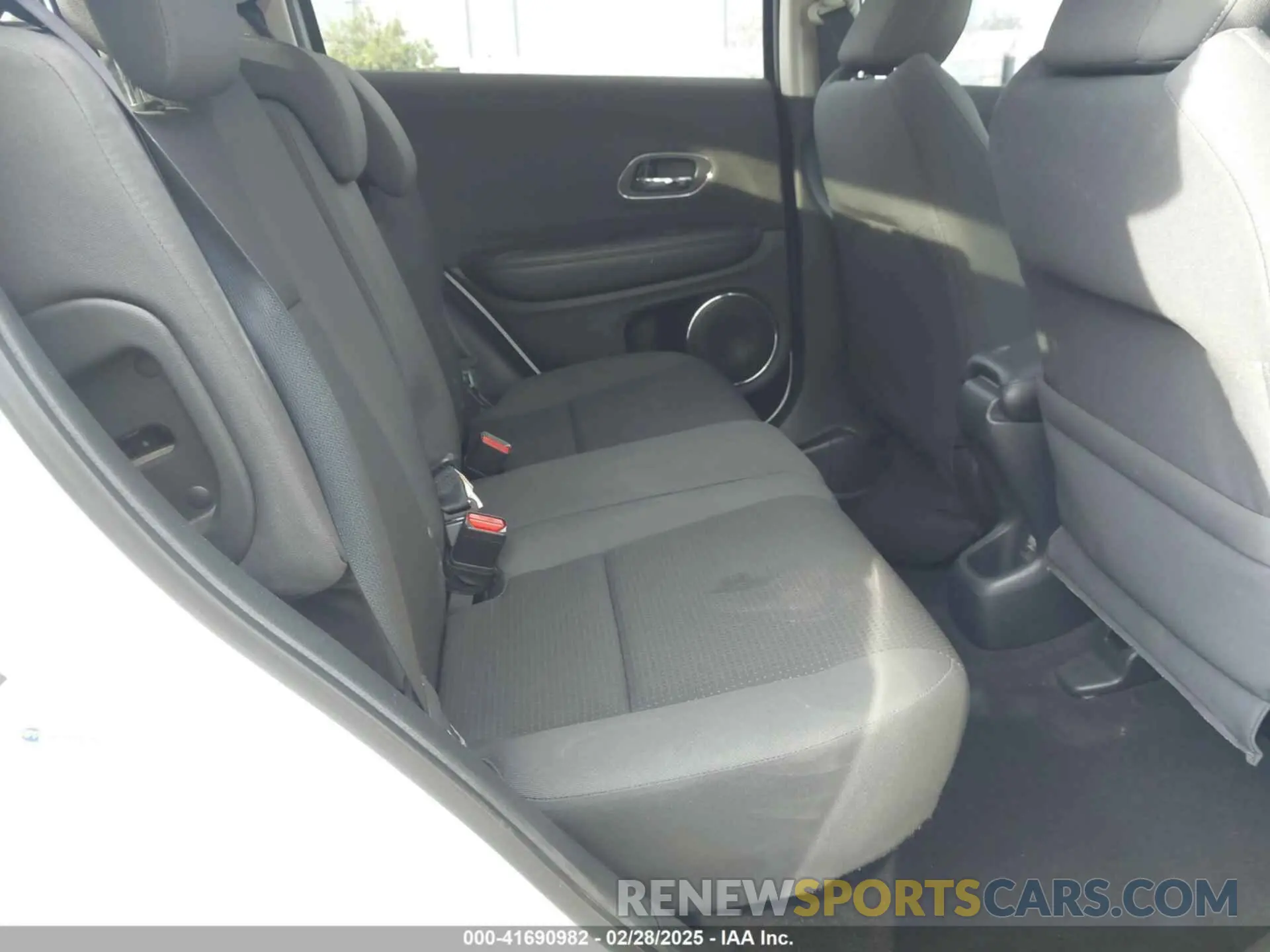 8 Photograph of a damaged car 3CZRU6H50KM732508 HONDA HR-V 2019