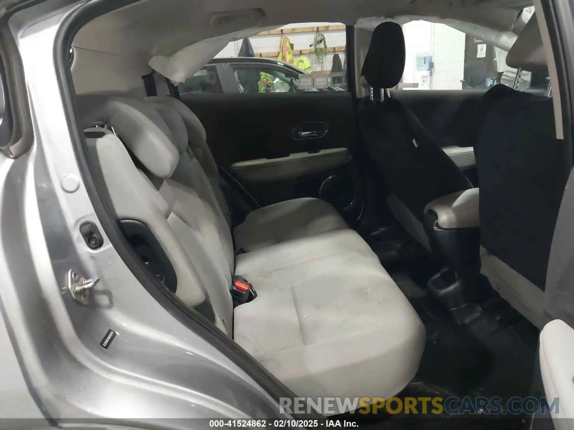 8 Photograph of a damaged car 3CZRU6H51KM722019 HONDA HR-V 2019