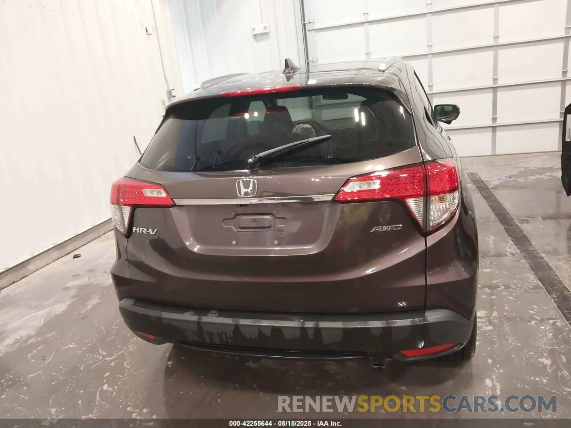 17 Photograph of a damaged car 3CZRU6H51KM731531 HONDA HR-V 2019