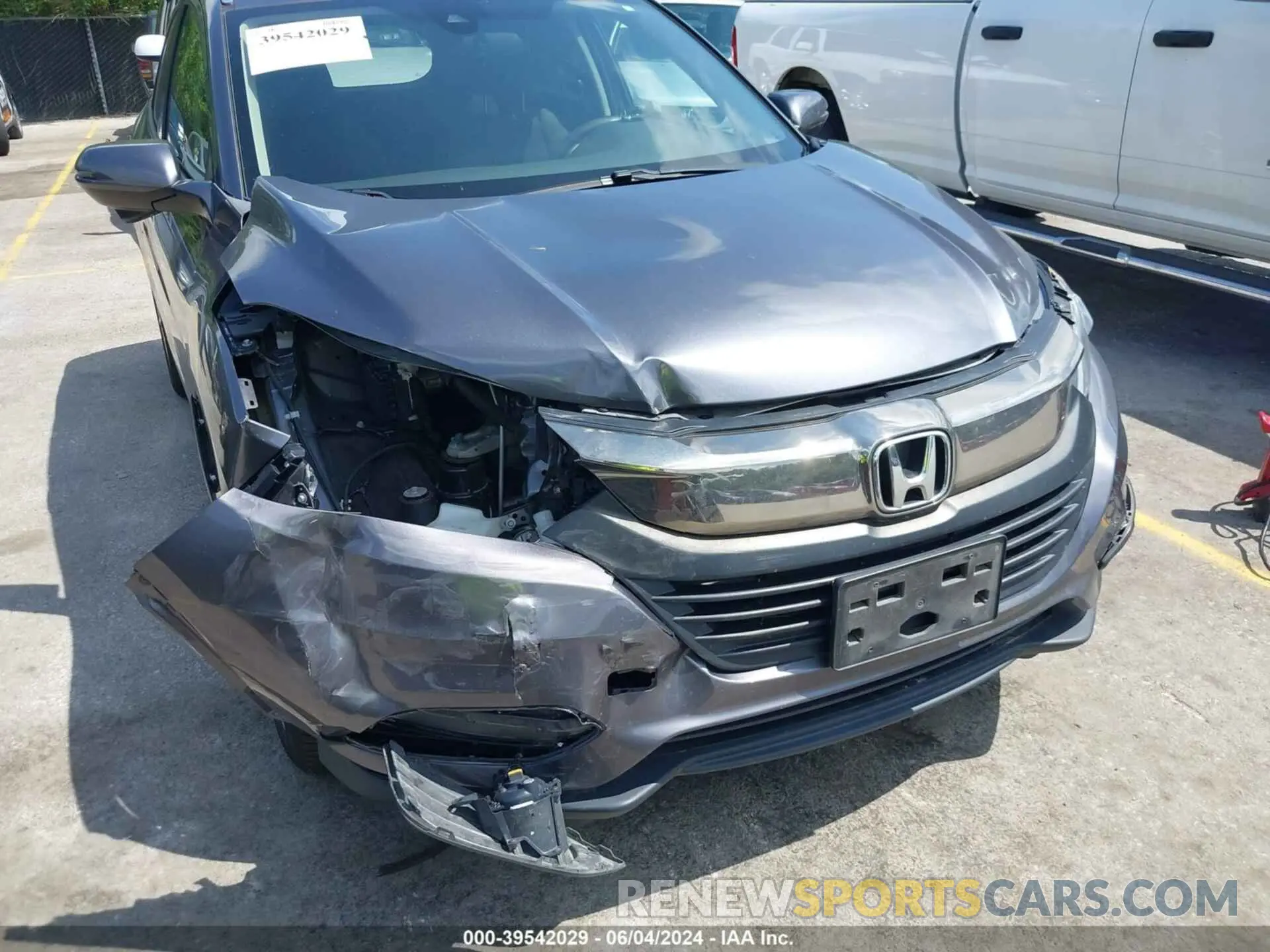 6 Photograph of a damaged car 3CZRU6H53KM702774 HONDA HR-V 2019
