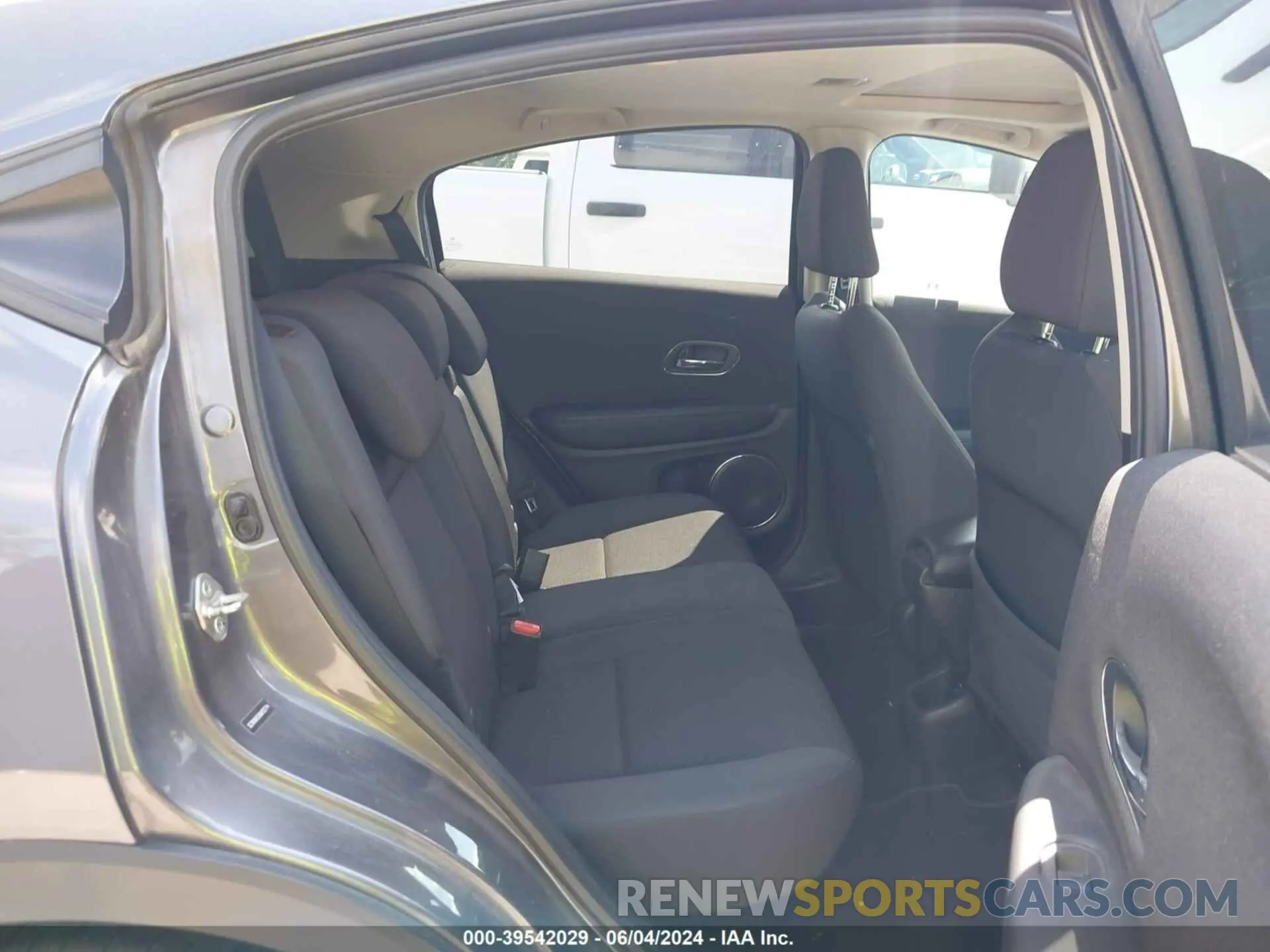 8 Photograph of a damaged car 3CZRU6H53KM702774 HONDA HR-V 2019
