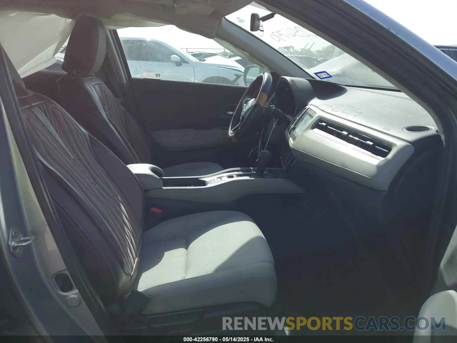 5 Photograph of a damaged car 3CZRU6H53KM733846 HONDA HR-V 2019