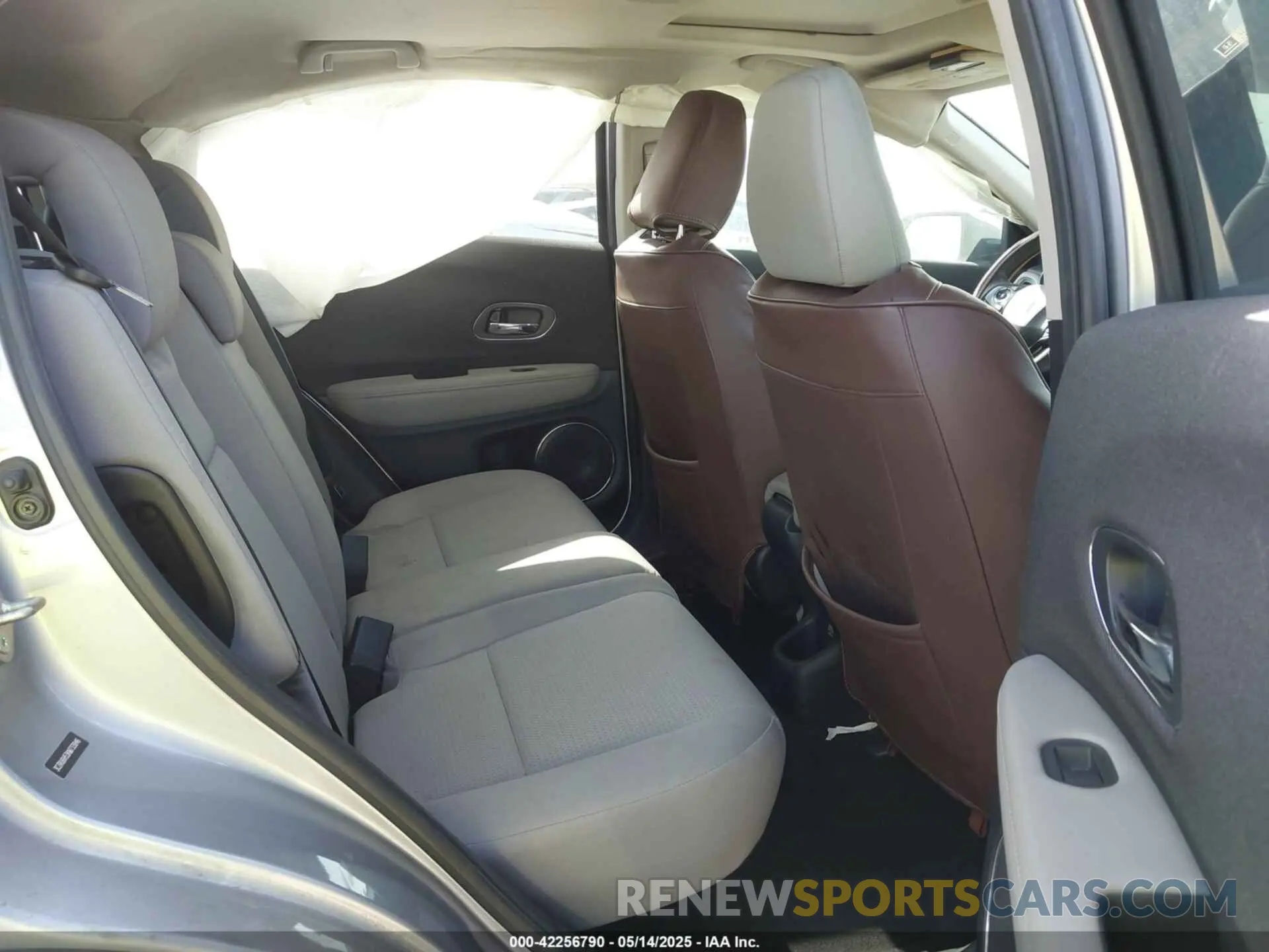 8 Photograph of a damaged car 3CZRU6H53KM733846 HONDA HR-V 2019