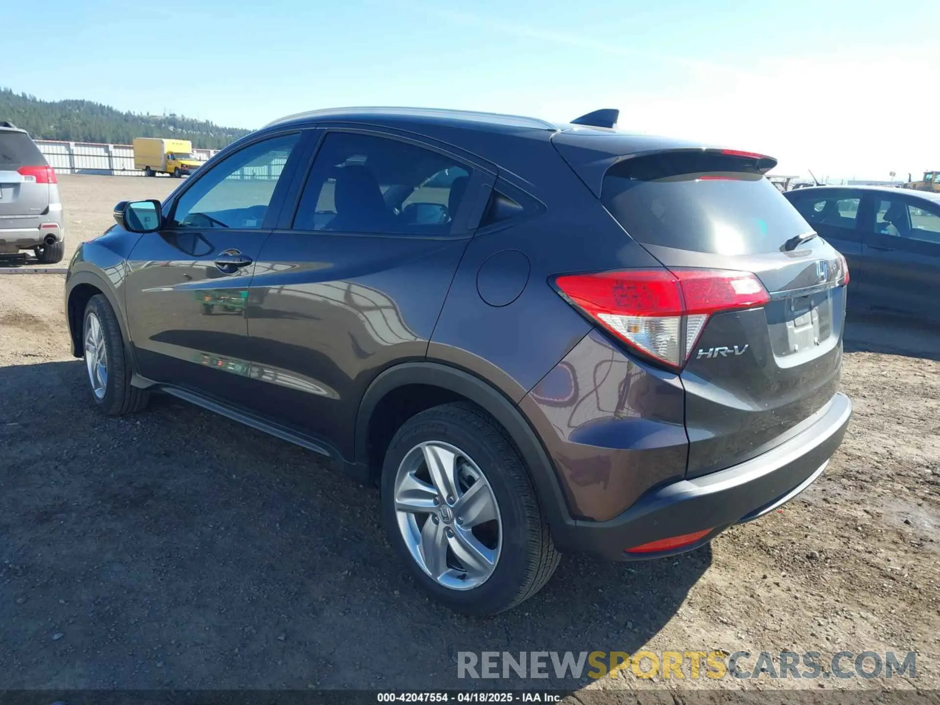 3 Photograph of a damaged car 3CZRU6H53KM740327 HONDA HR-V 2019