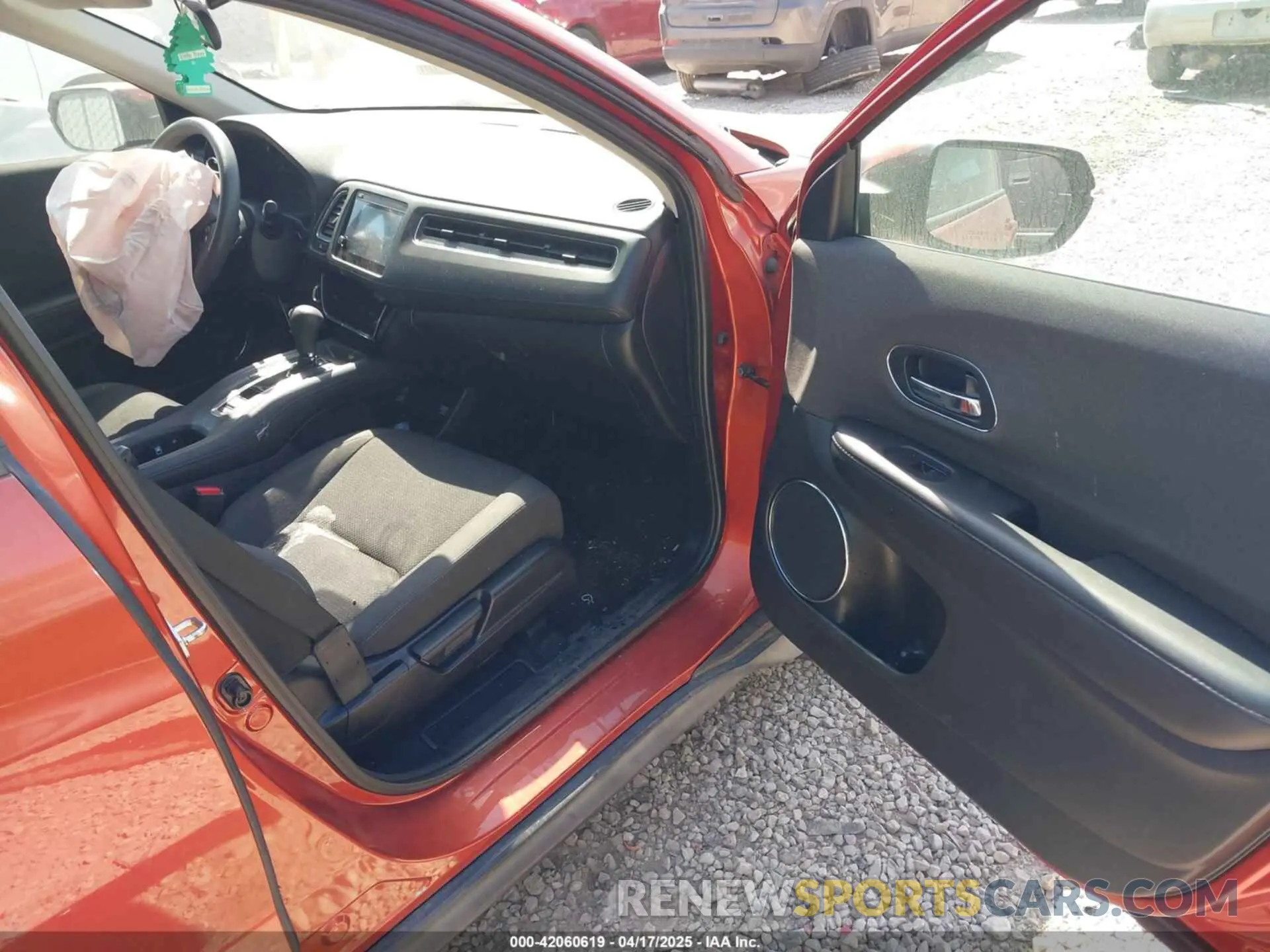 5 Photograph of a damaged car 3CZRU6H54KM702962 HONDA HR-V 2019