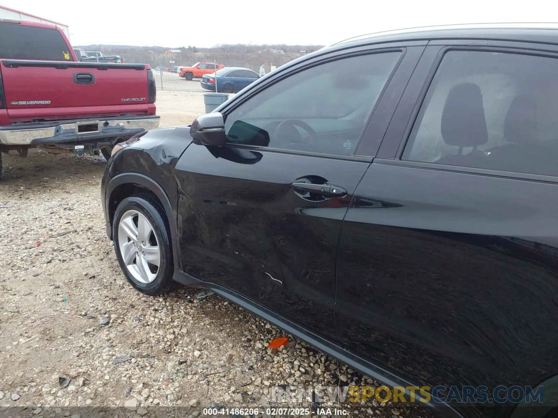 17 Photograph of a damaged car 3CZRU6H55KM722931 HONDA HR-V 2019