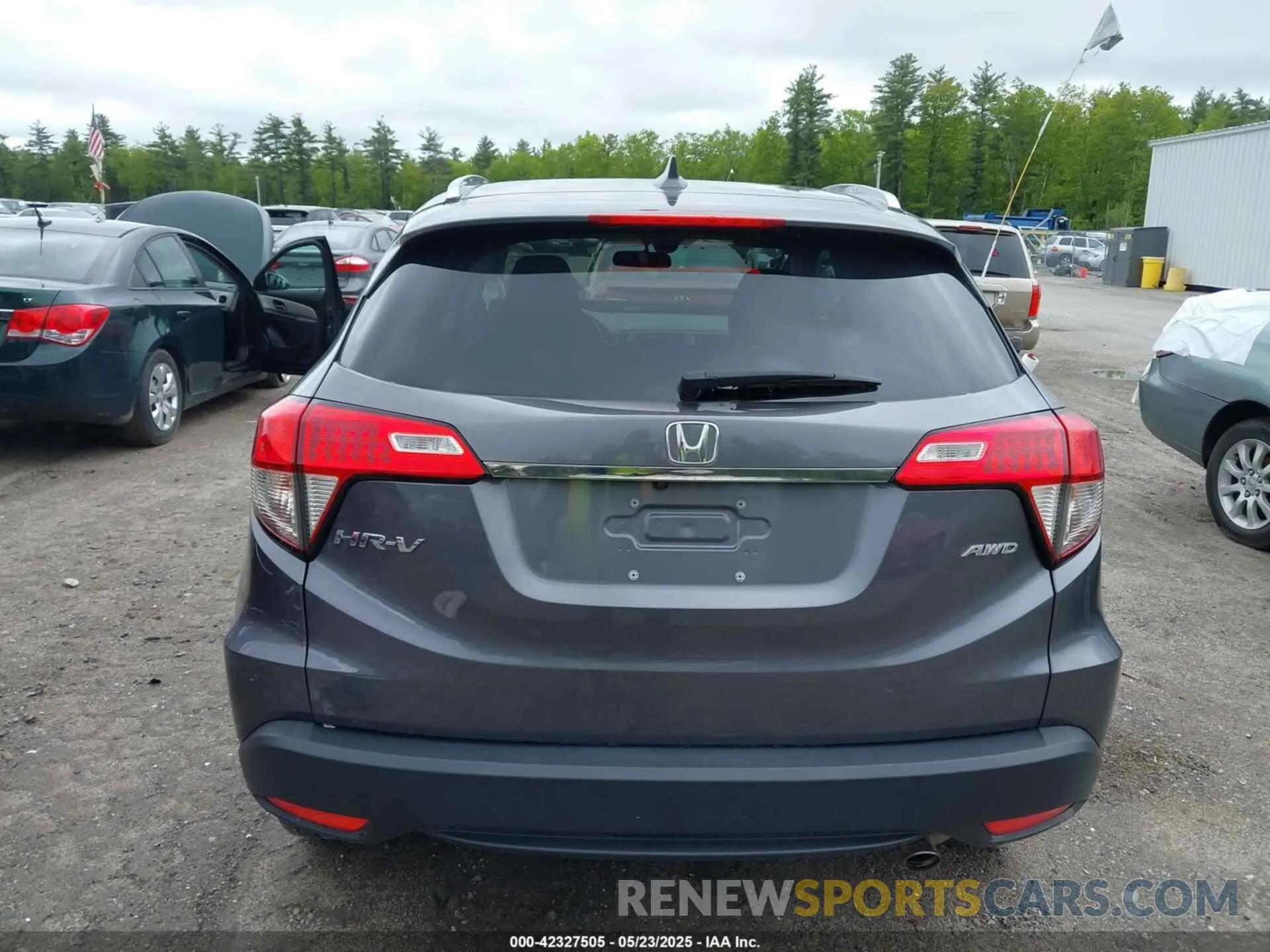 17 Photograph of a damaged car 3CZRU6H58KM709932 HONDA HR-V 2019