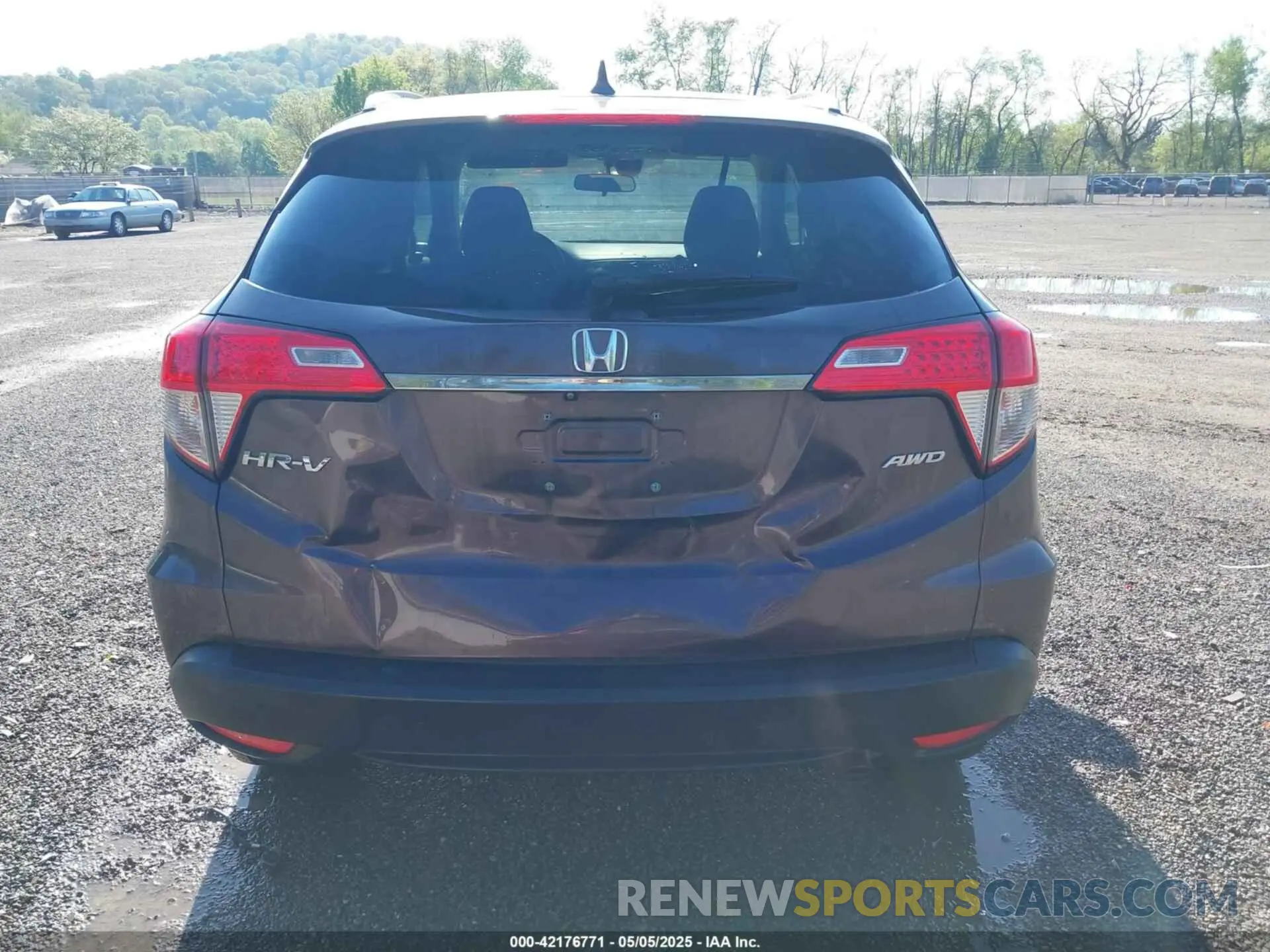 17 Photograph of a damaged car 3CZRU6H59KM728943 HONDA HR-V 2019