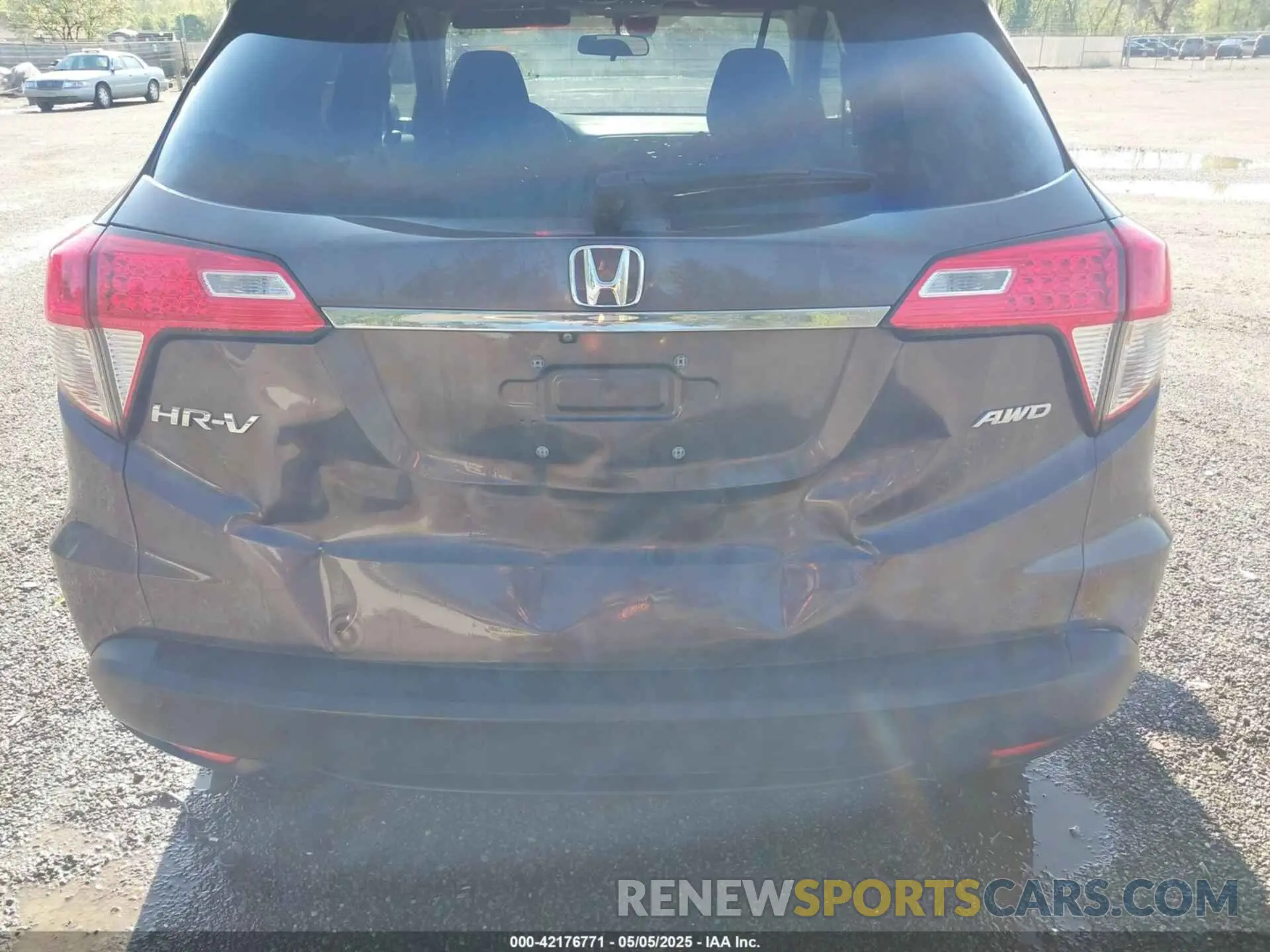 18 Photograph of a damaged car 3CZRU6H59KM728943 HONDA HR-V 2019