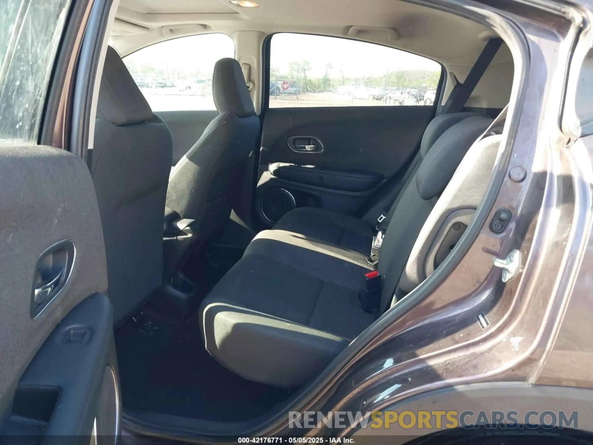 8 Photograph of a damaged car 3CZRU6H59KM728943 HONDA HR-V 2019