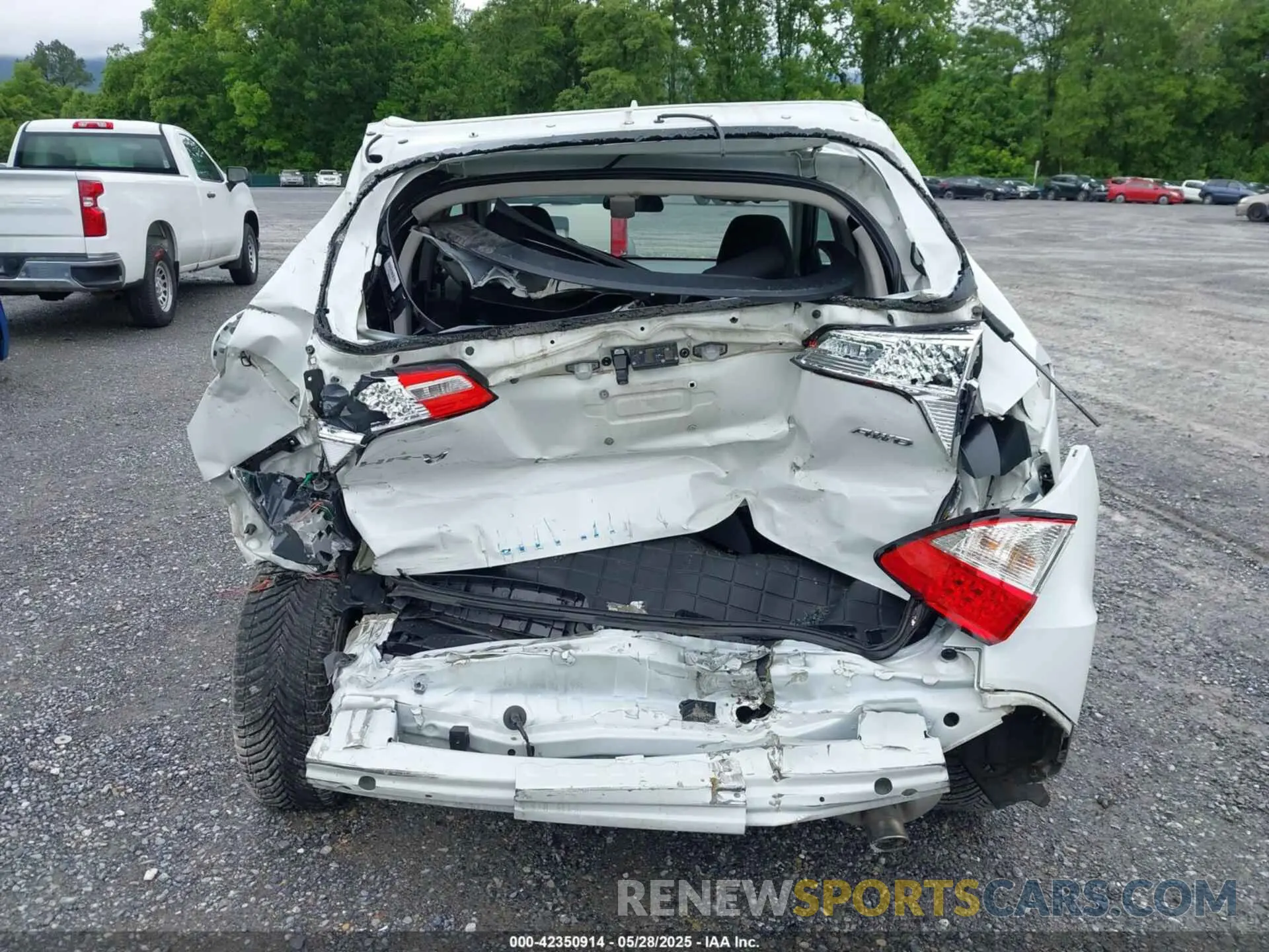 17 Photograph of a damaged car 3CZRU6H59KM733494 HONDA HR-V 2019