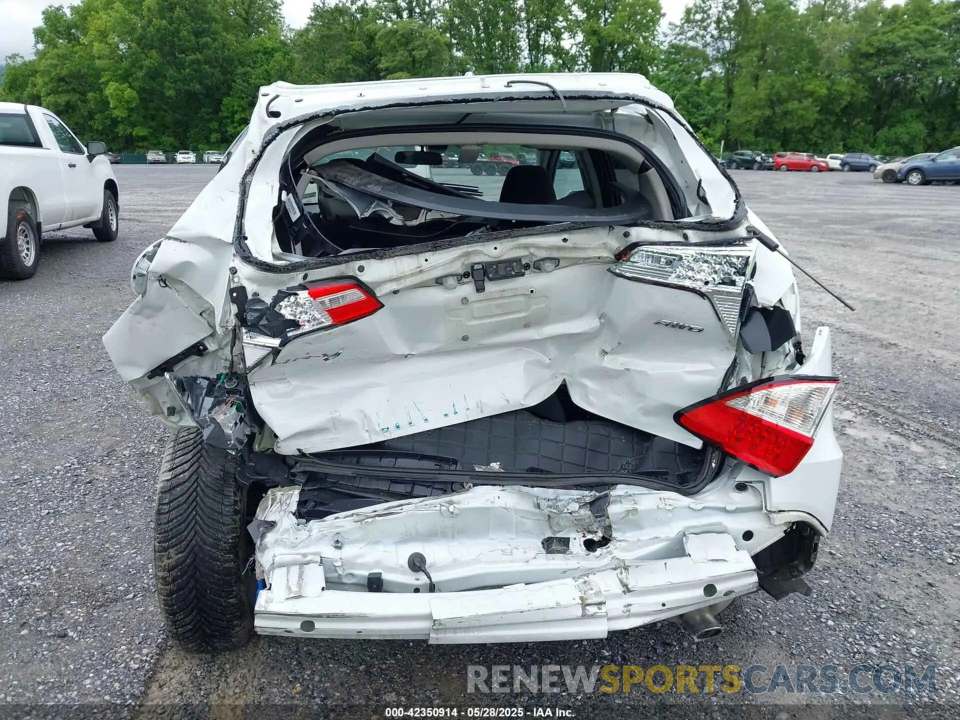18 Photograph of a damaged car 3CZRU6H59KM733494 HONDA HR-V 2019