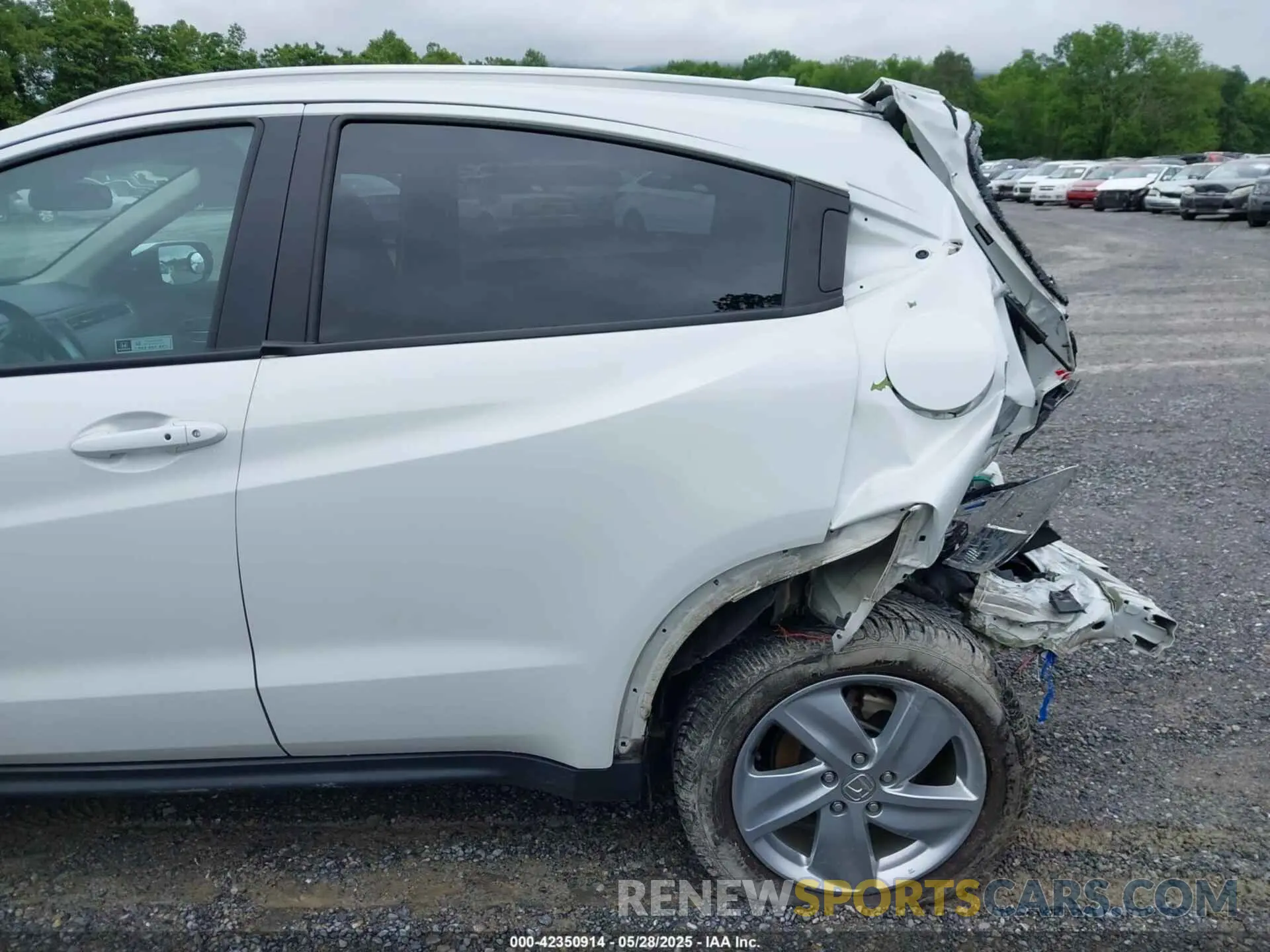 19 Photograph of a damaged car 3CZRU6H59KM733494 HONDA HR-V 2019