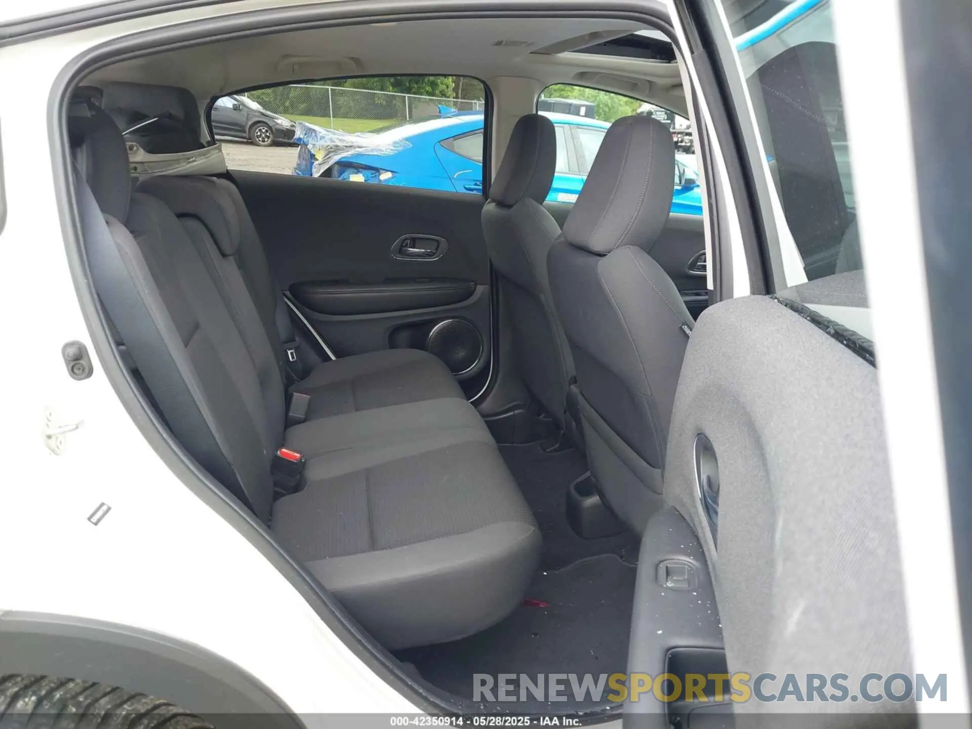 8 Photograph of a damaged car 3CZRU6H59KM733494 HONDA HR-V 2019