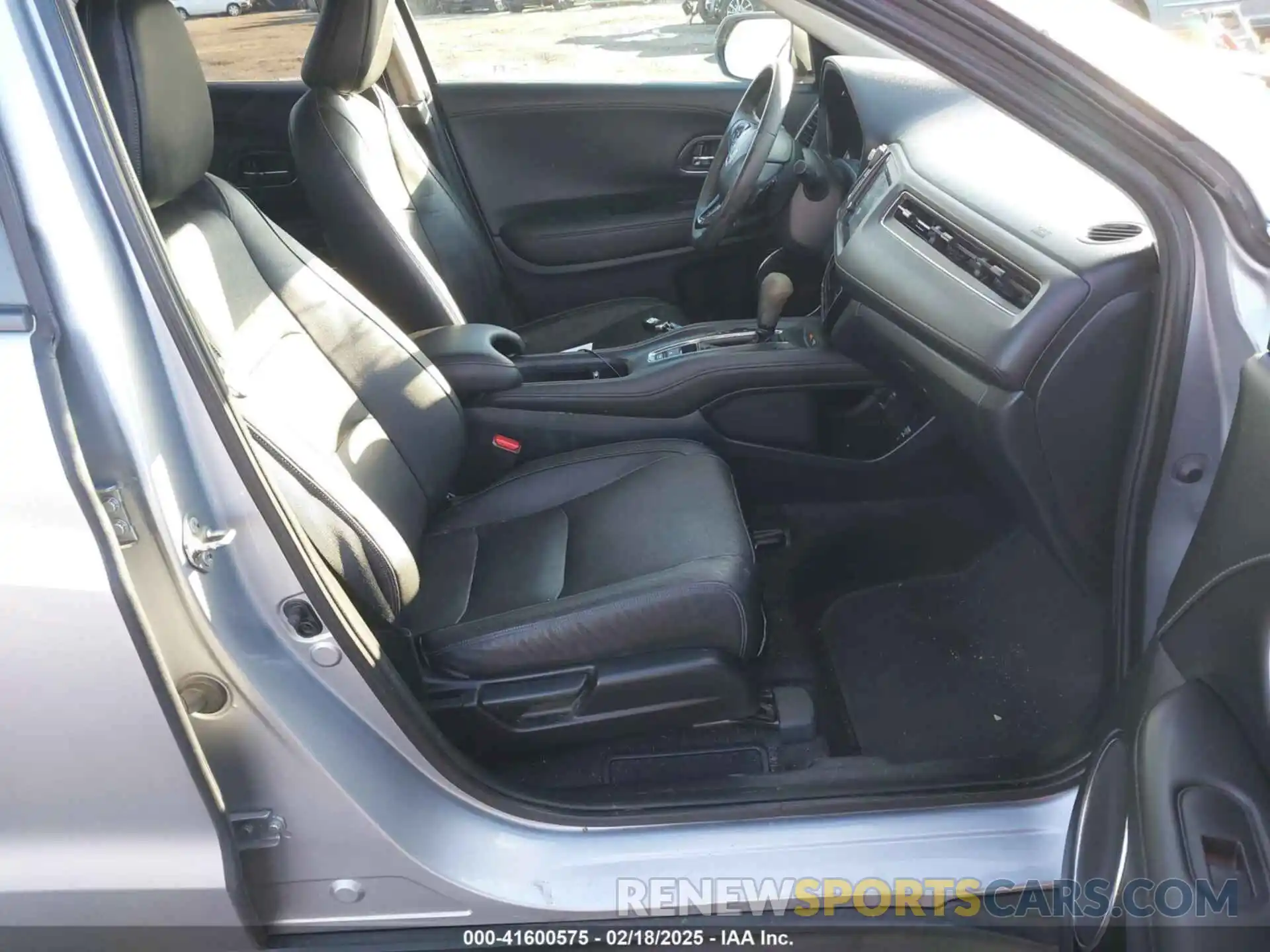 5 Photograph of a damaged car 3CZRU6H71KM706288 HONDA HR-V 2019