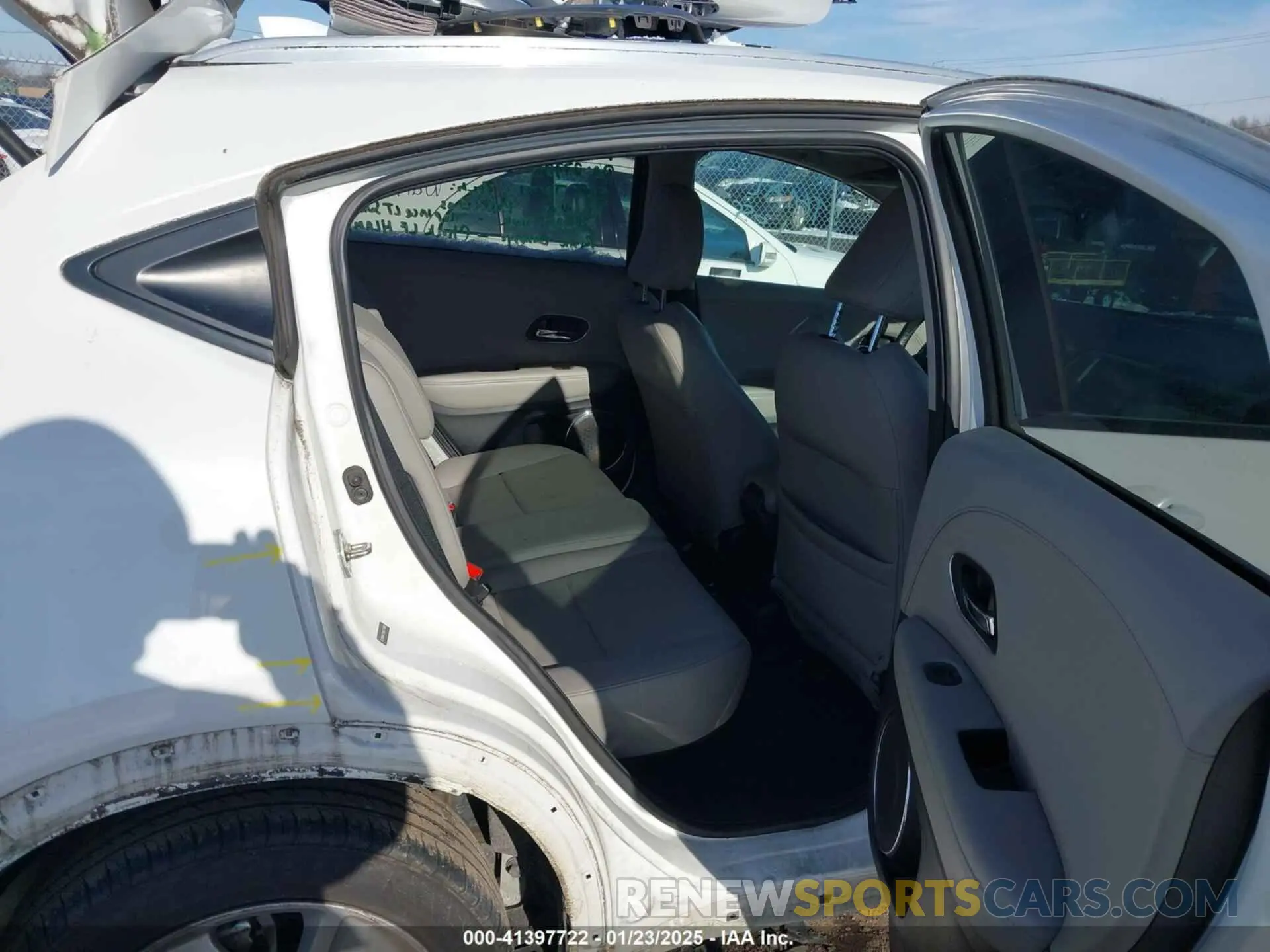 8 Photograph of a damaged car 3CZRU6H71KM721096 HONDA HR-V 2019