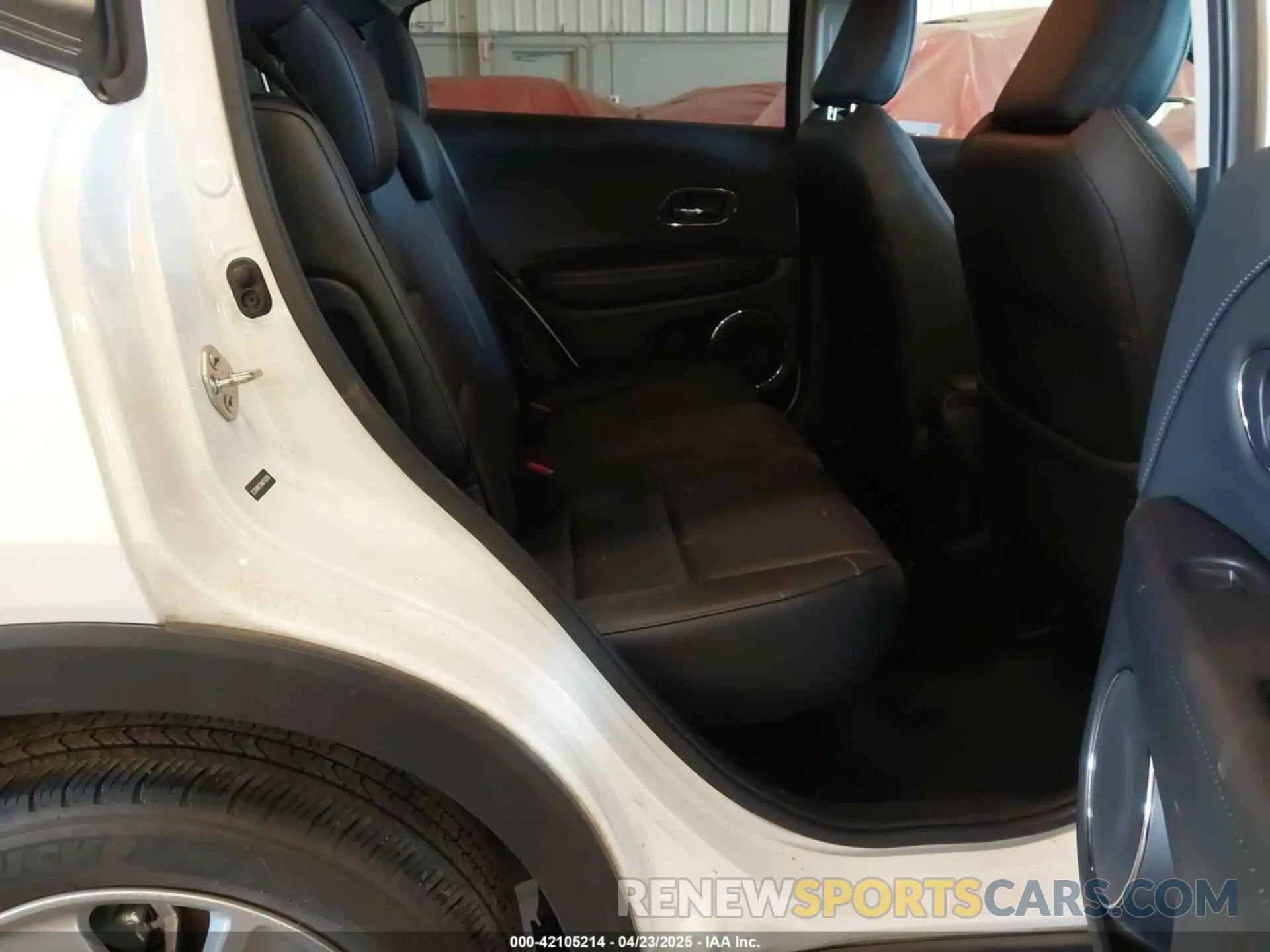 8 Photograph of a damaged car 3CZRU6H72KM716358 HONDA HR-V 2019