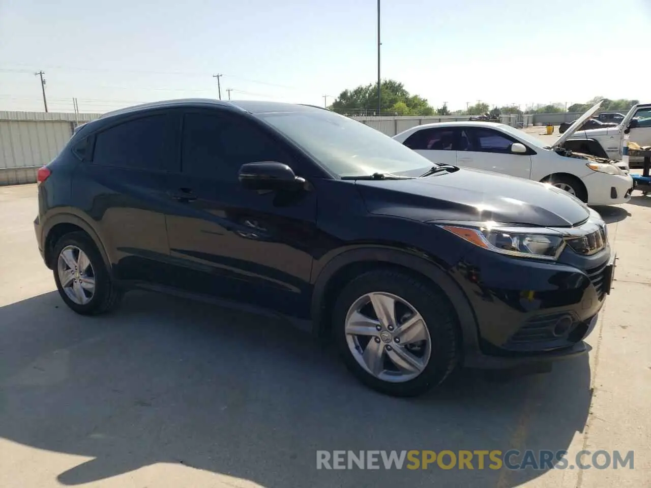 4 Photograph of a damaged car 3CZRU6H73KM723108 HONDA HR-V 2019