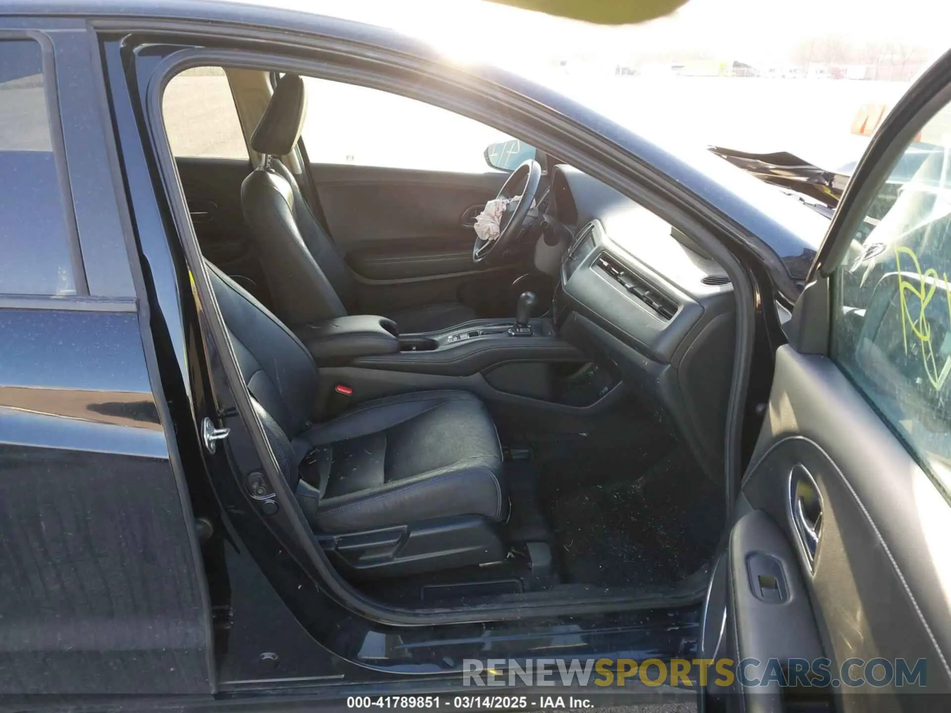 5 Photograph of a damaged car 3CZRU6H74KM735154 HONDA HR-V 2019