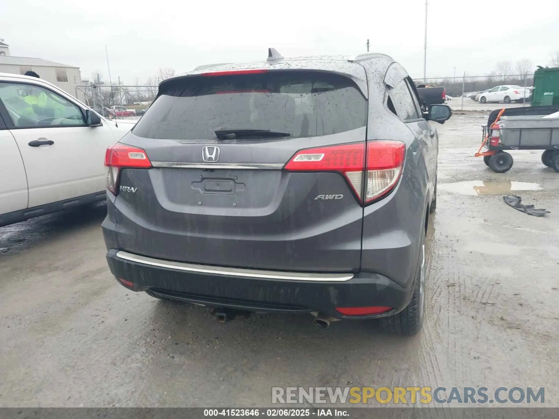 17 Photograph of a damaged car 3CZRU6H77KM735942 HONDA HR-V 2019