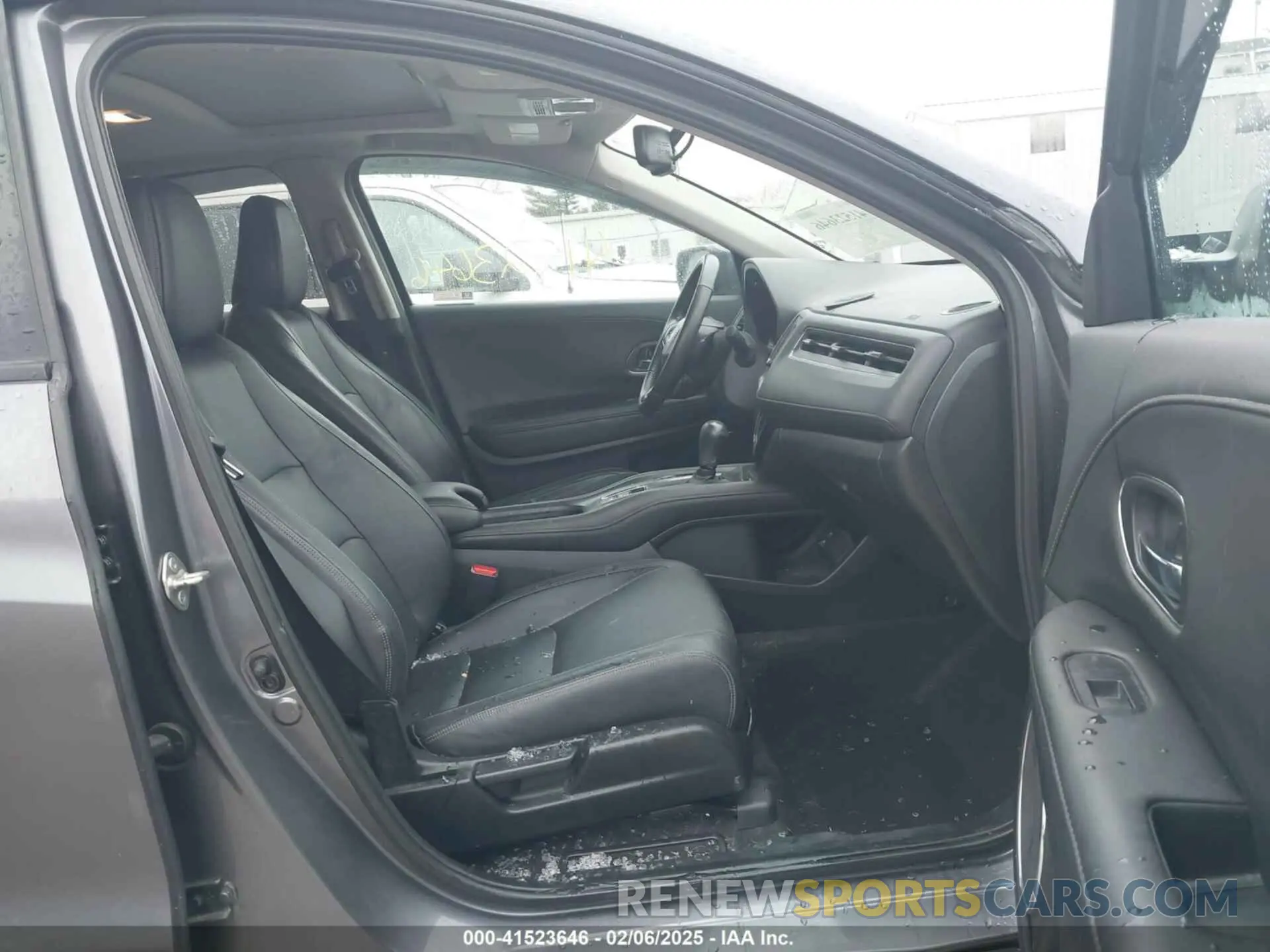 5 Photograph of a damaged car 3CZRU6H77KM735942 HONDA HR-V 2019