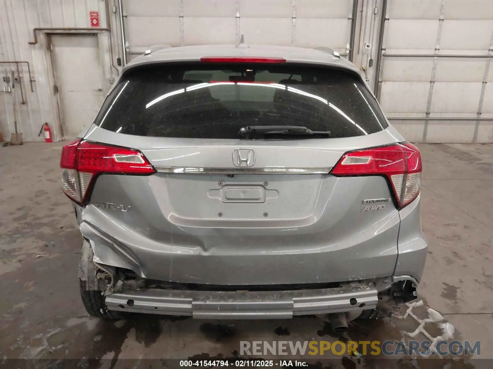 17 Photograph of a damaged car 3CZRU6H97KM704353 HONDA HR-V 2019
