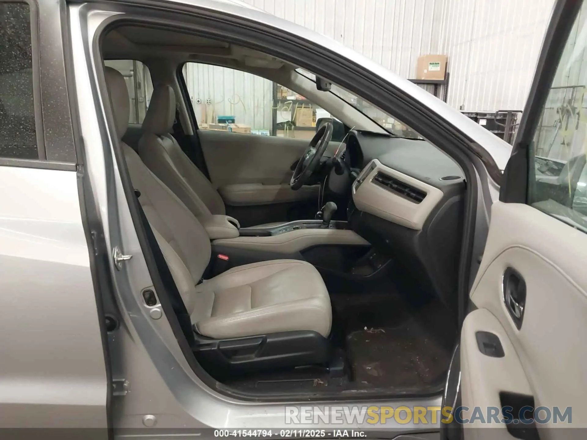 5 Photograph of a damaged car 3CZRU6H97KM704353 HONDA HR-V 2019