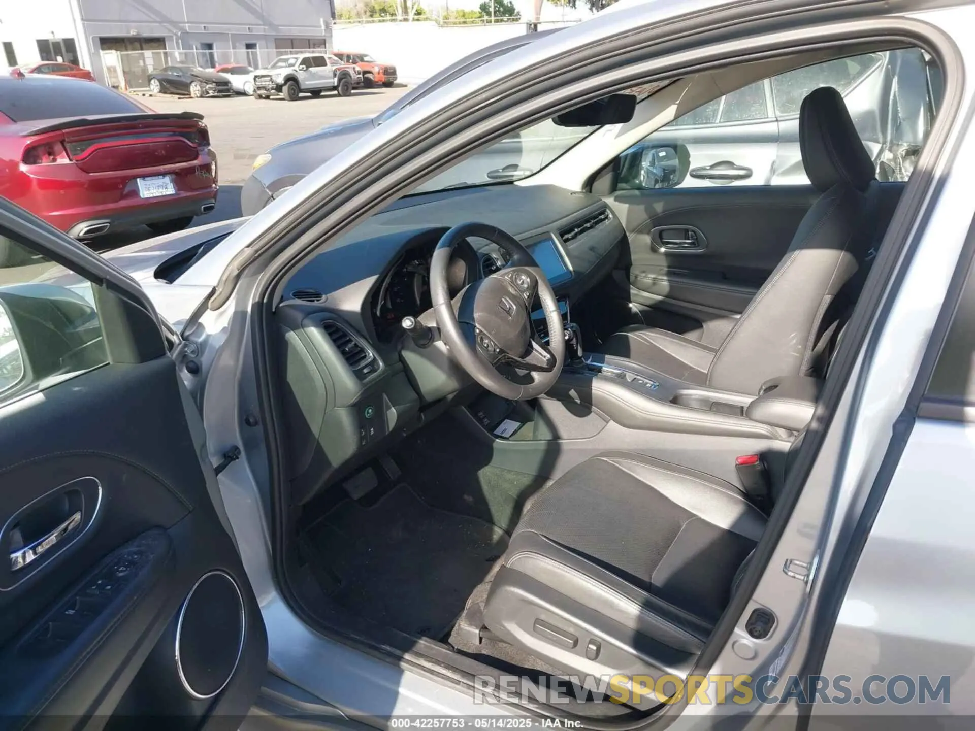 19 Photograph of a damaged car 3CZRU6H97KM711674 HONDA HR-V 2019