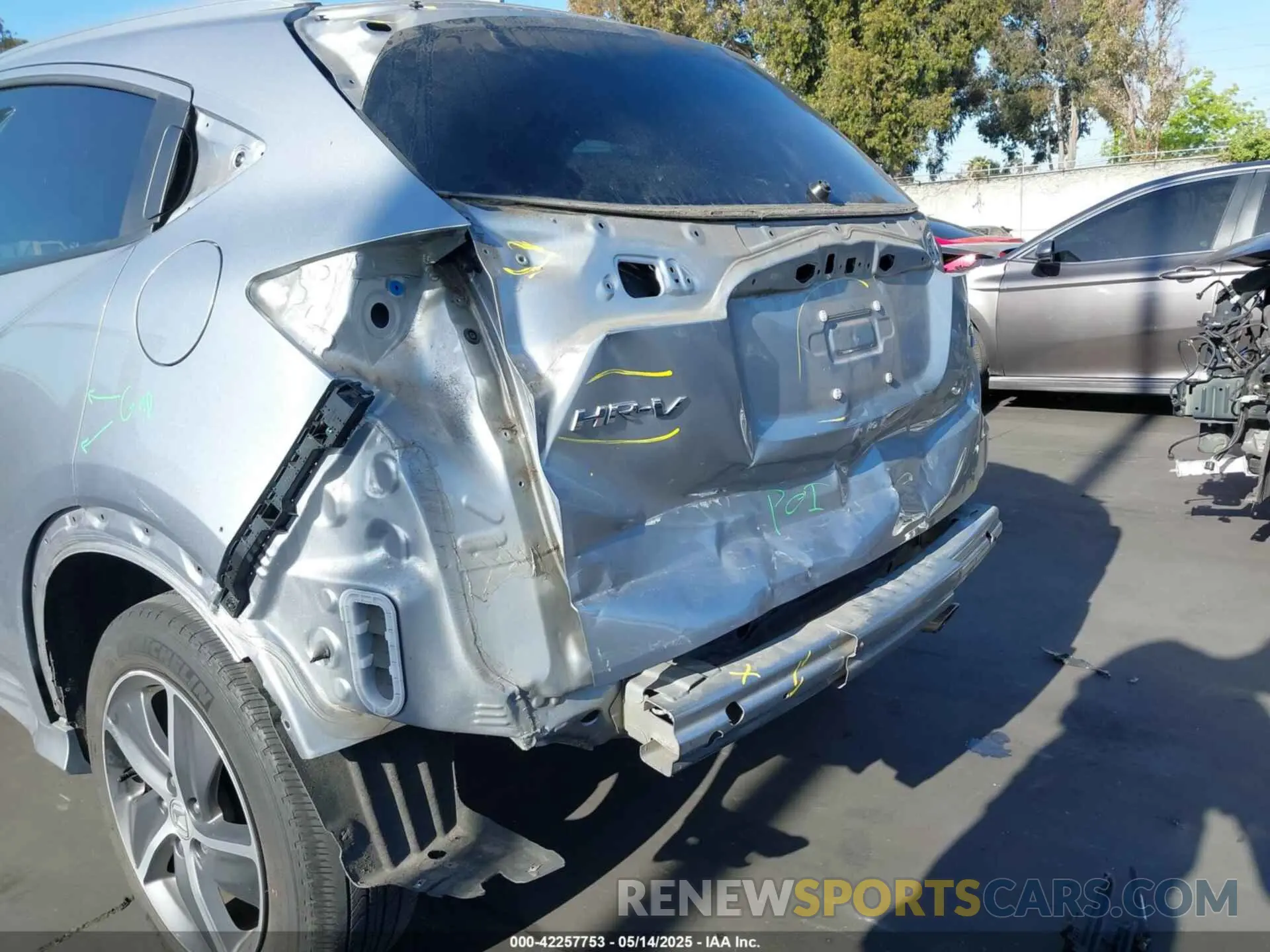 6 Photograph of a damaged car 3CZRU6H97KM711674 HONDA HR-V 2019