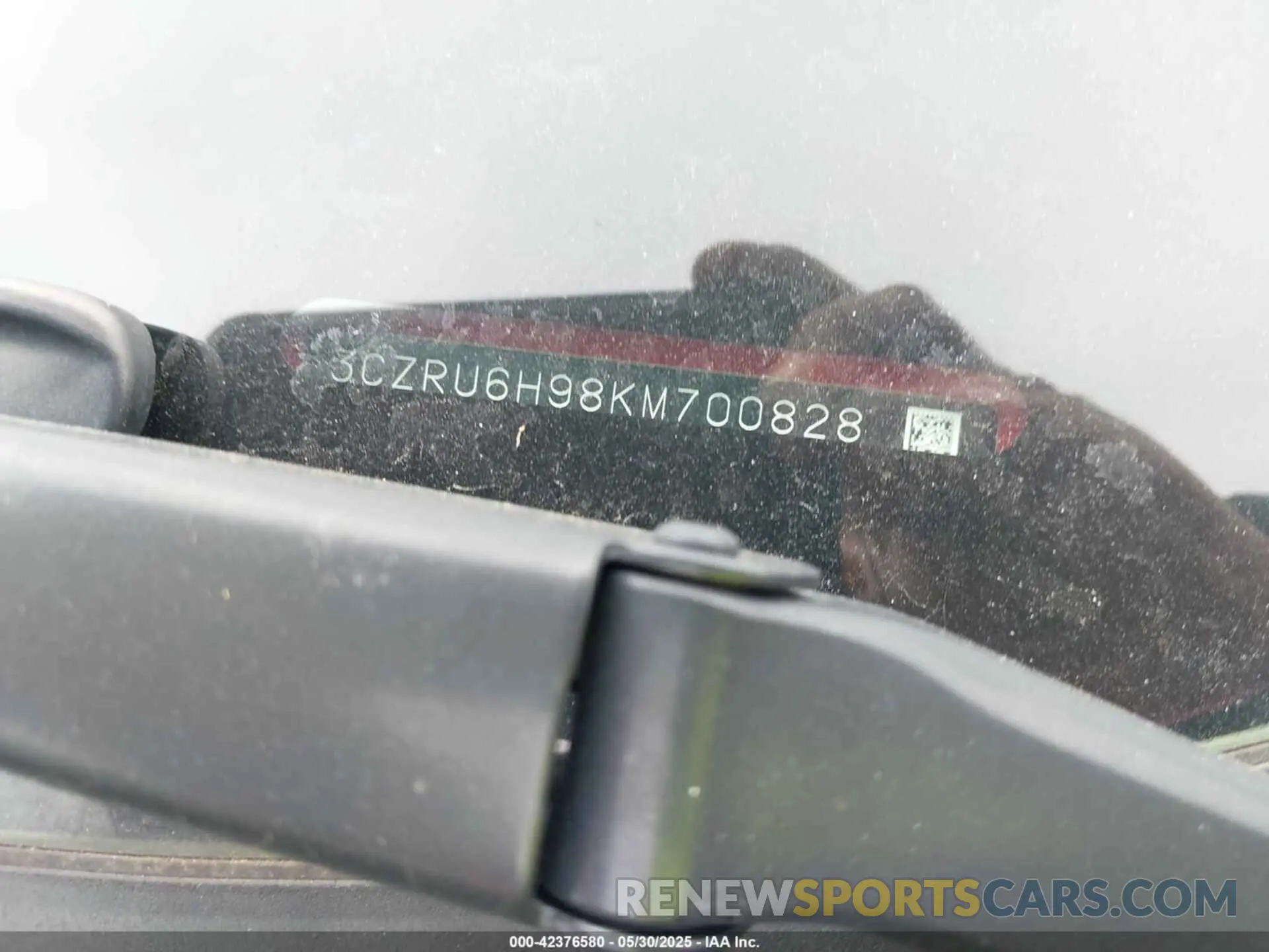 17 Photograph of a damaged car 3CZRU6H98KM700828 HONDA HR-V 2019