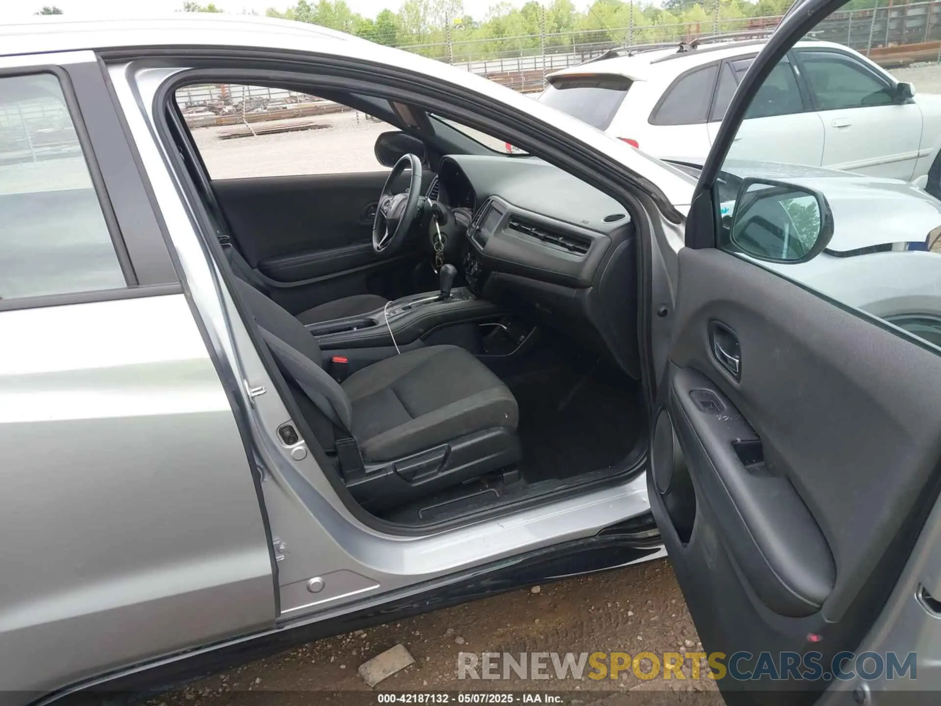 5 Photograph of a damaged car 3CZRU5H11LM718013 HONDA HR-V 2020