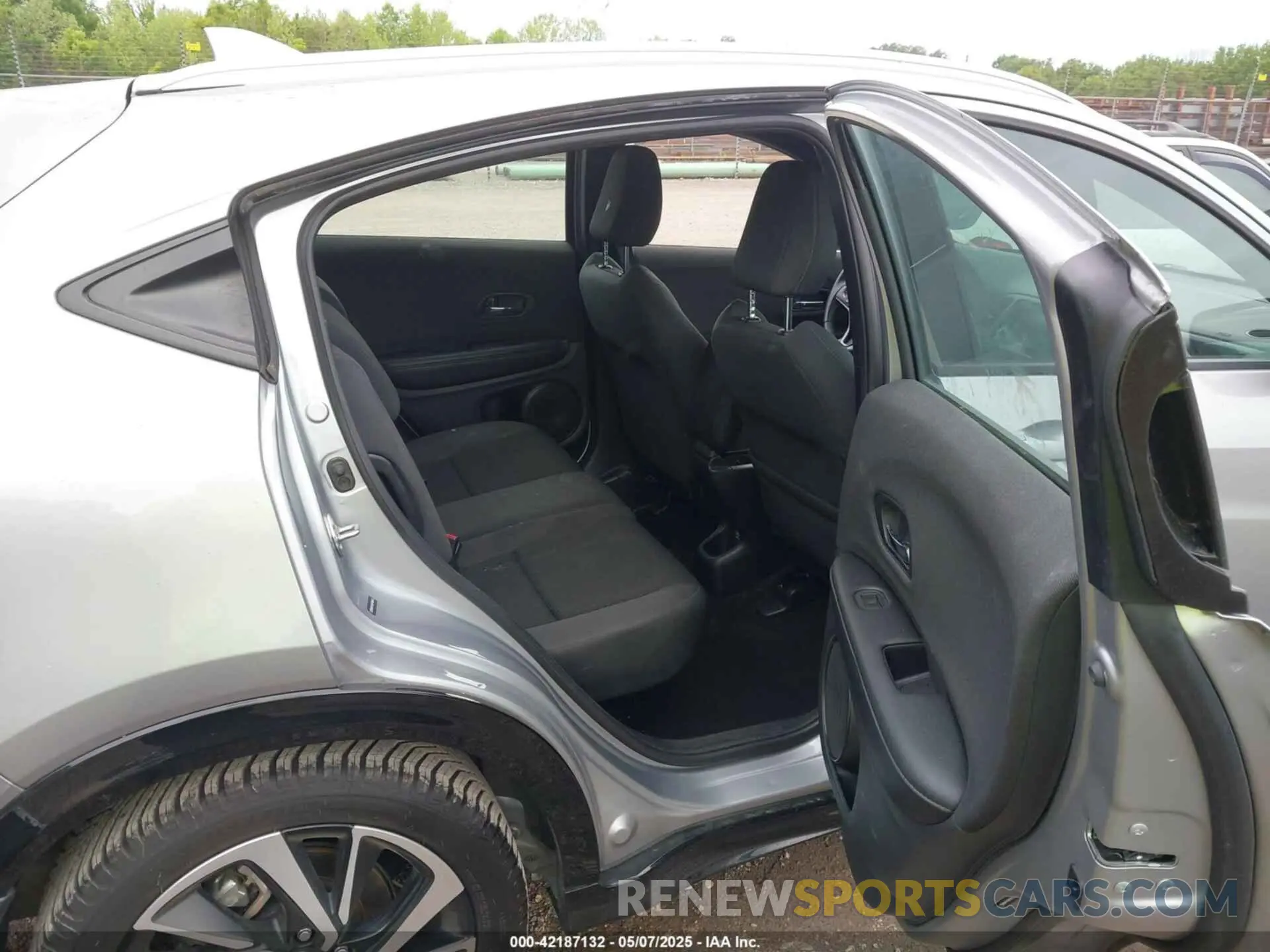 8 Photograph of a damaged car 3CZRU5H11LM718013 HONDA HR-V 2020