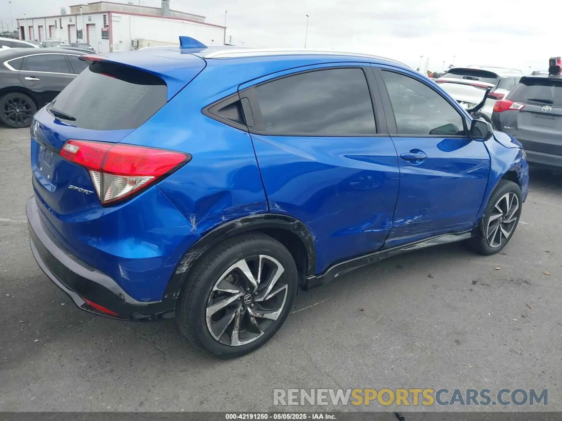 4 Photograph of a damaged car 3CZRU5H12LM711636 HONDA HR-V 2020