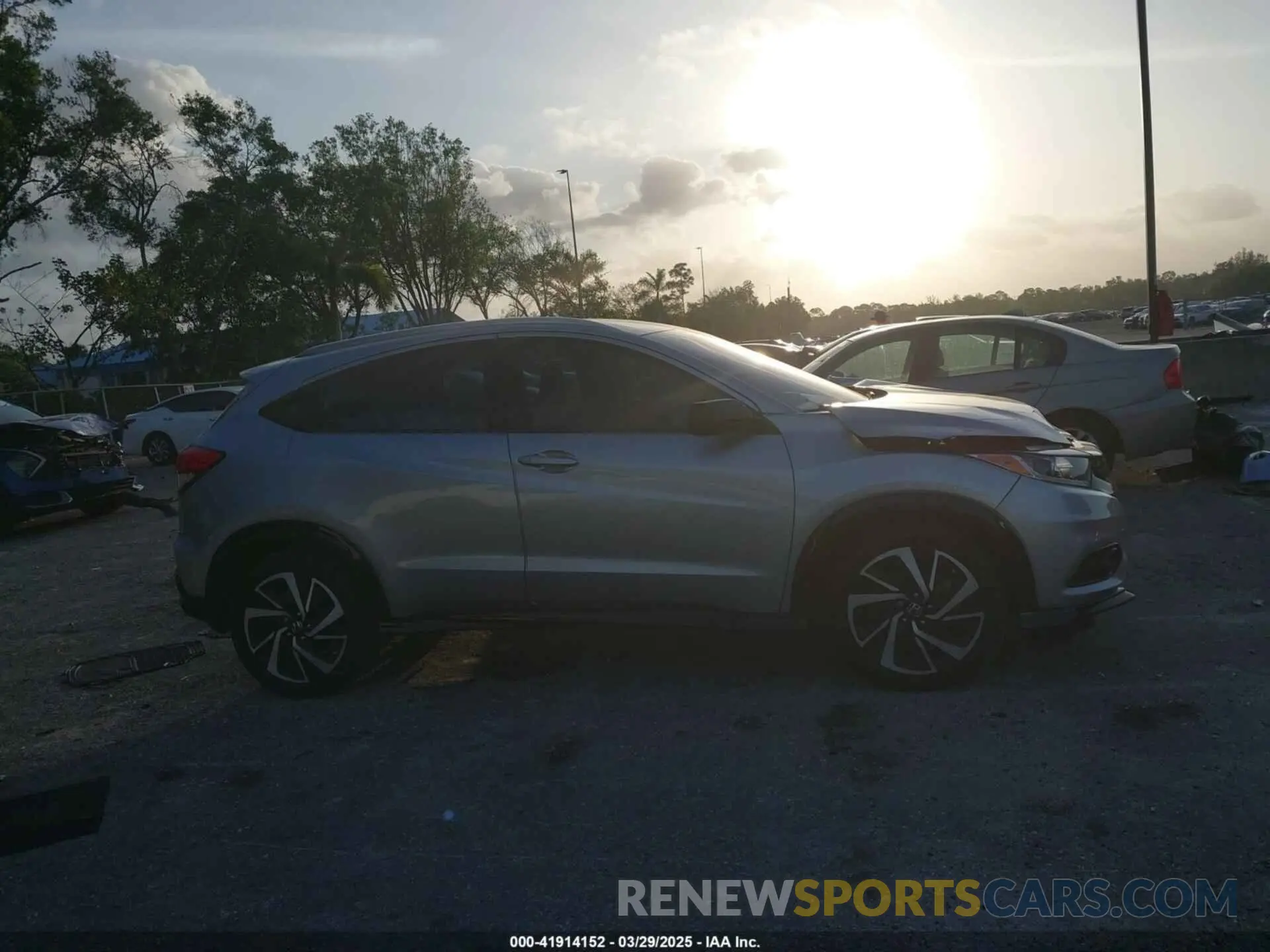 13 Photograph of a damaged car 3CZRU5H13LM702377 HONDA HR-V 2020