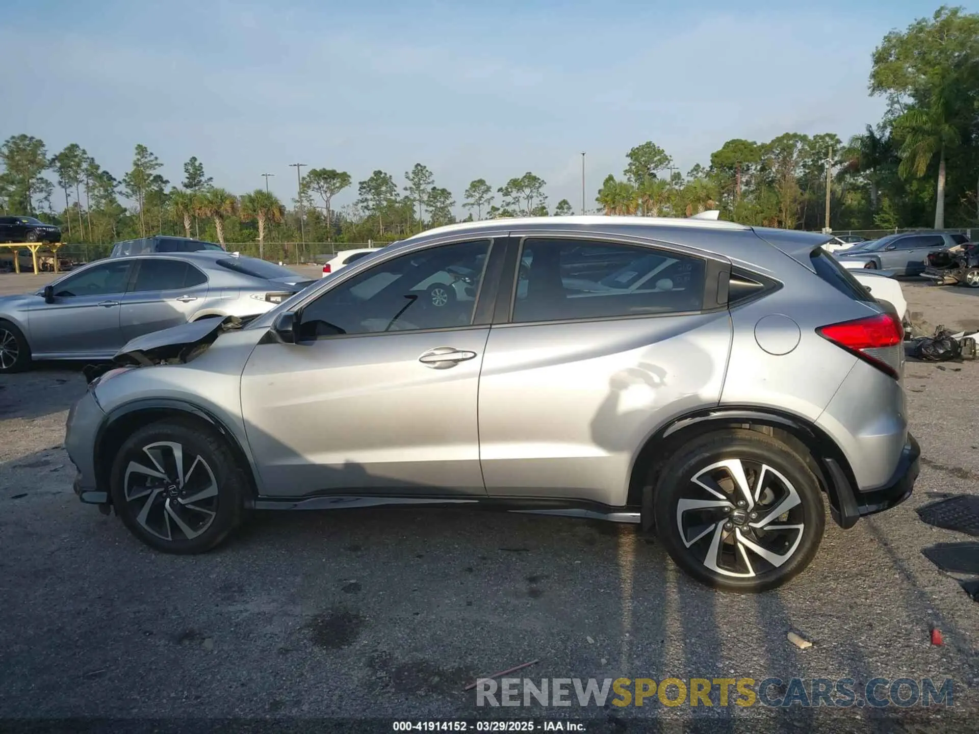 14 Photograph of a damaged car 3CZRU5H13LM702377 HONDA HR-V 2020