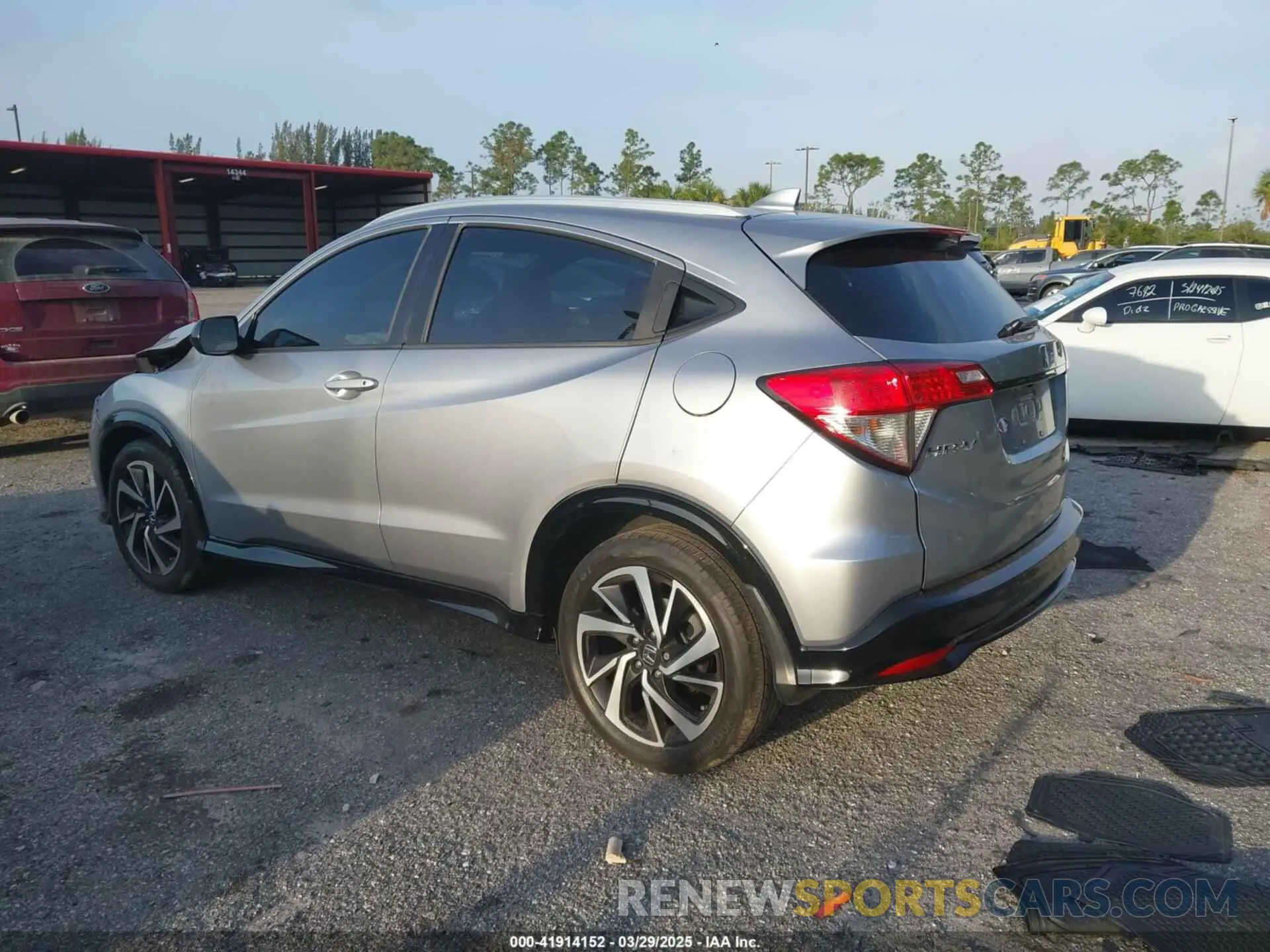 3 Photograph of a damaged car 3CZRU5H13LM702377 HONDA HR-V 2020