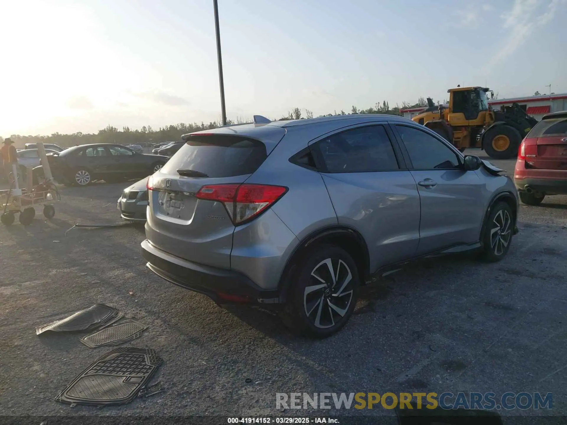 4 Photograph of a damaged car 3CZRU5H13LM702377 HONDA HR-V 2020