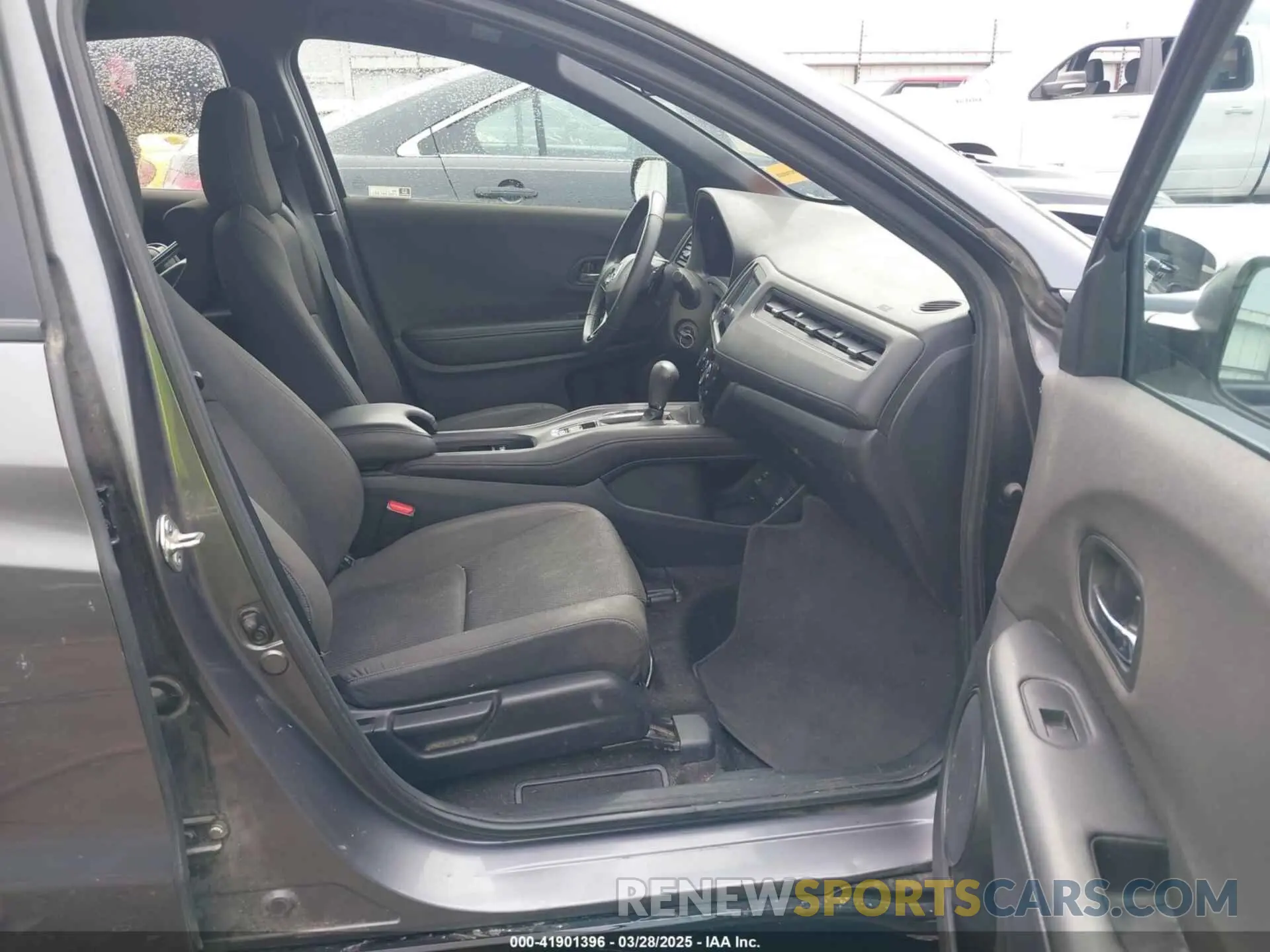 5 Photograph of a damaged car 3CZRU5H17LM718162 HONDA HR-V 2020