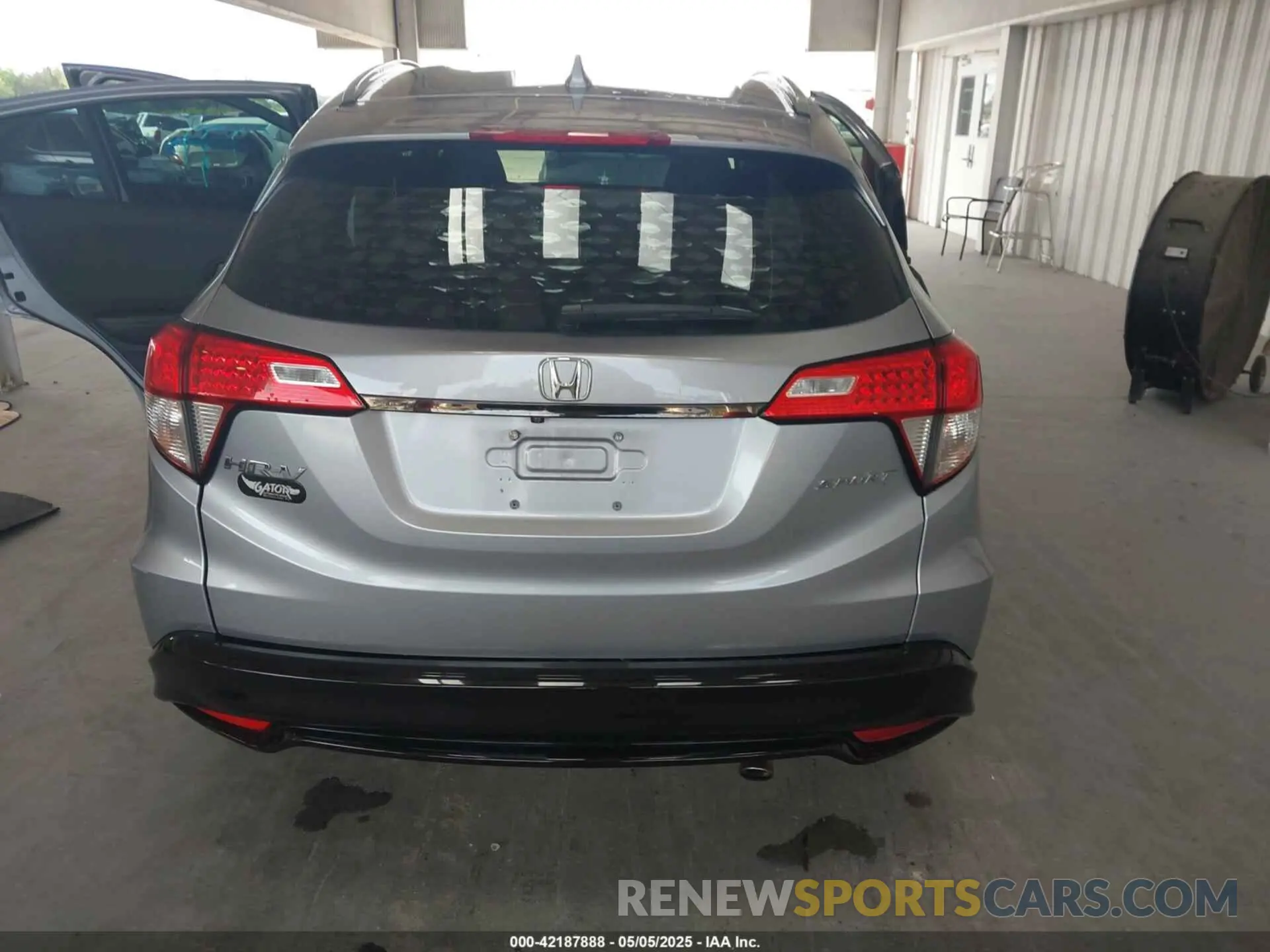 17 Photograph of a damaged car 3CZRU5H1XLM709925 HONDA HR-V 2020