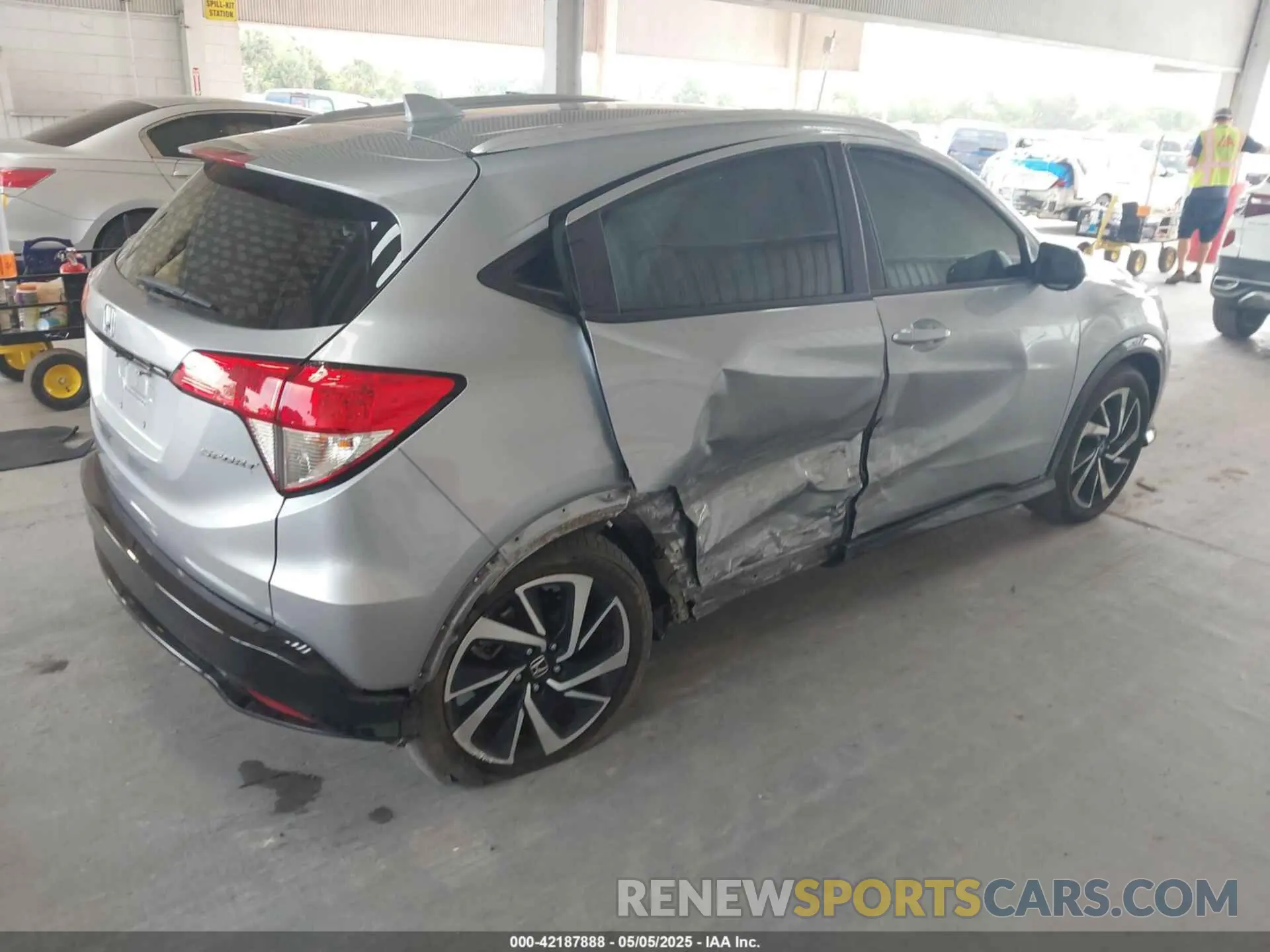 4 Photograph of a damaged car 3CZRU5H1XLM709925 HONDA HR-V 2020
