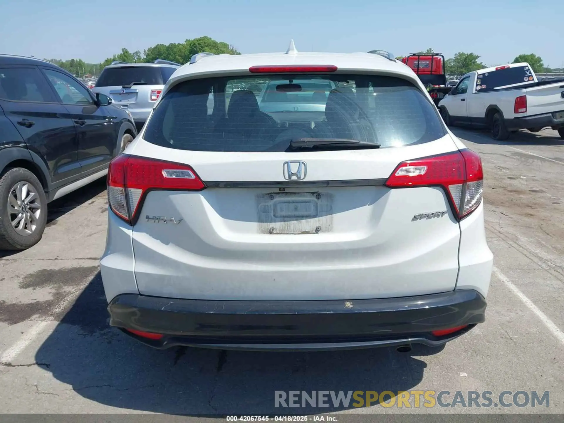 16 Photograph of a damaged car 3CZRU5H1XLM717684 HONDA HR-V 2020