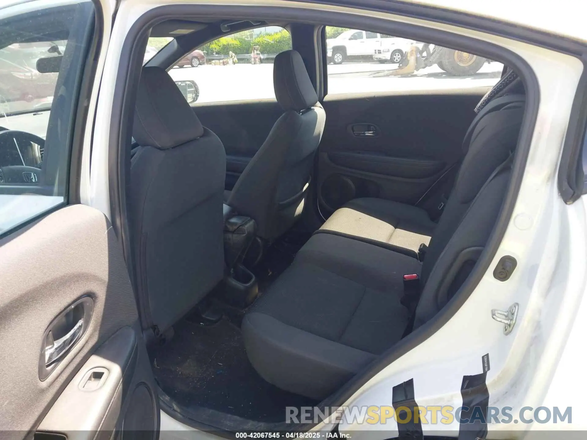 8 Photograph of a damaged car 3CZRU5H1XLM717684 HONDA HR-V 2020