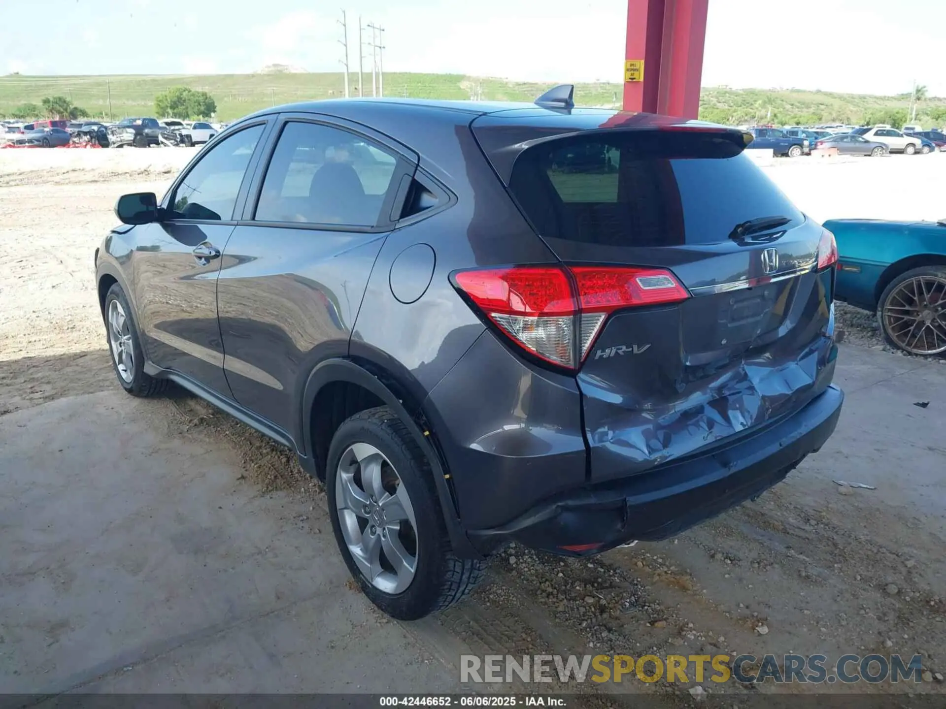 3 Photograph of a damaged car 3CZRU5H30LM718117 HONDA HR-V 2020