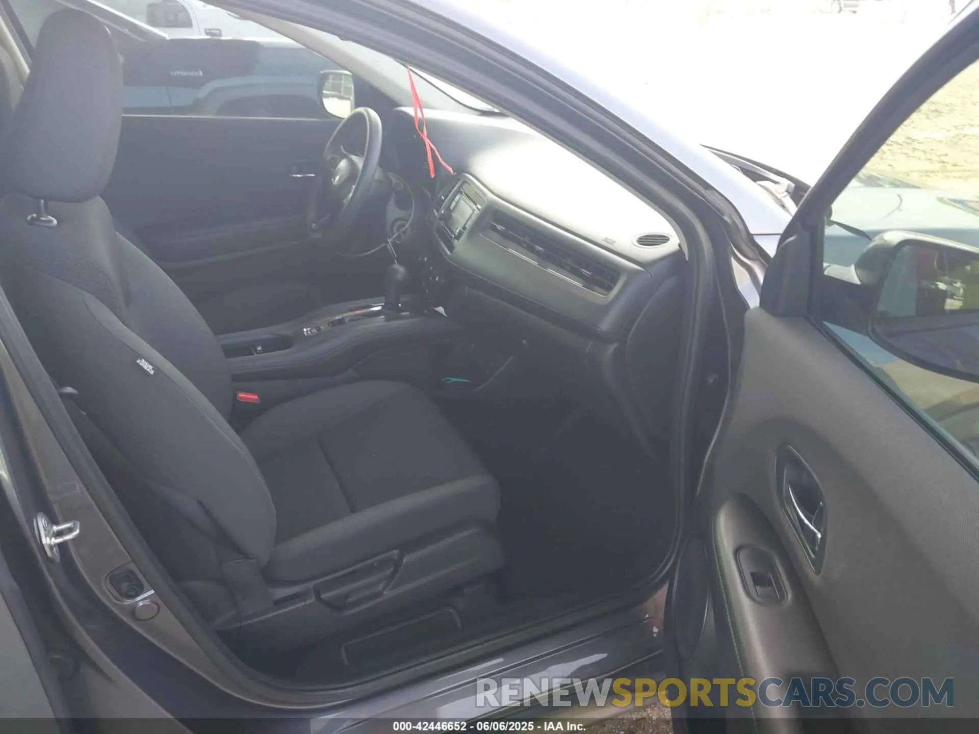 5 Photograph of a damaged car 3CZRU5H30LM718117 HONDA HR-V 2020