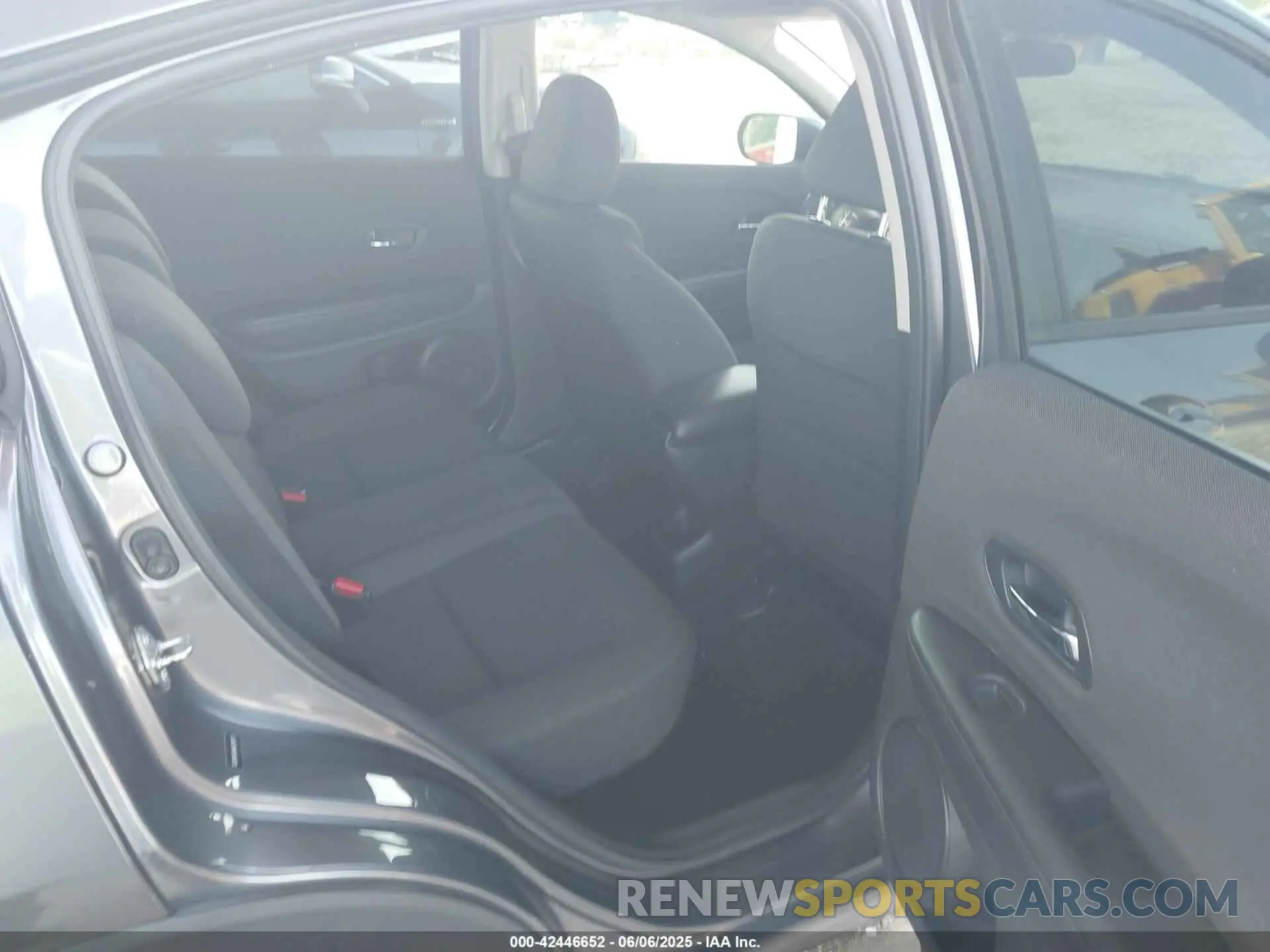 8 Photograph of a damaged car 3CZRU5H30LM718117 HONDA HR-V 2020