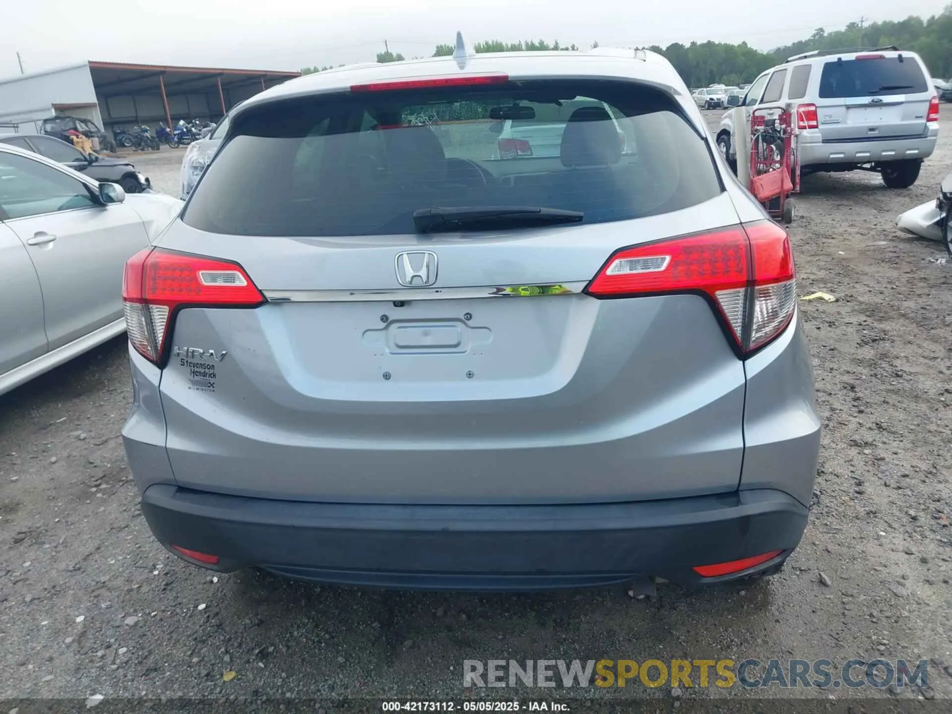 17 Photograph of a damaged car 3CZRU5H33LM711873 HONDA HR-V 2020