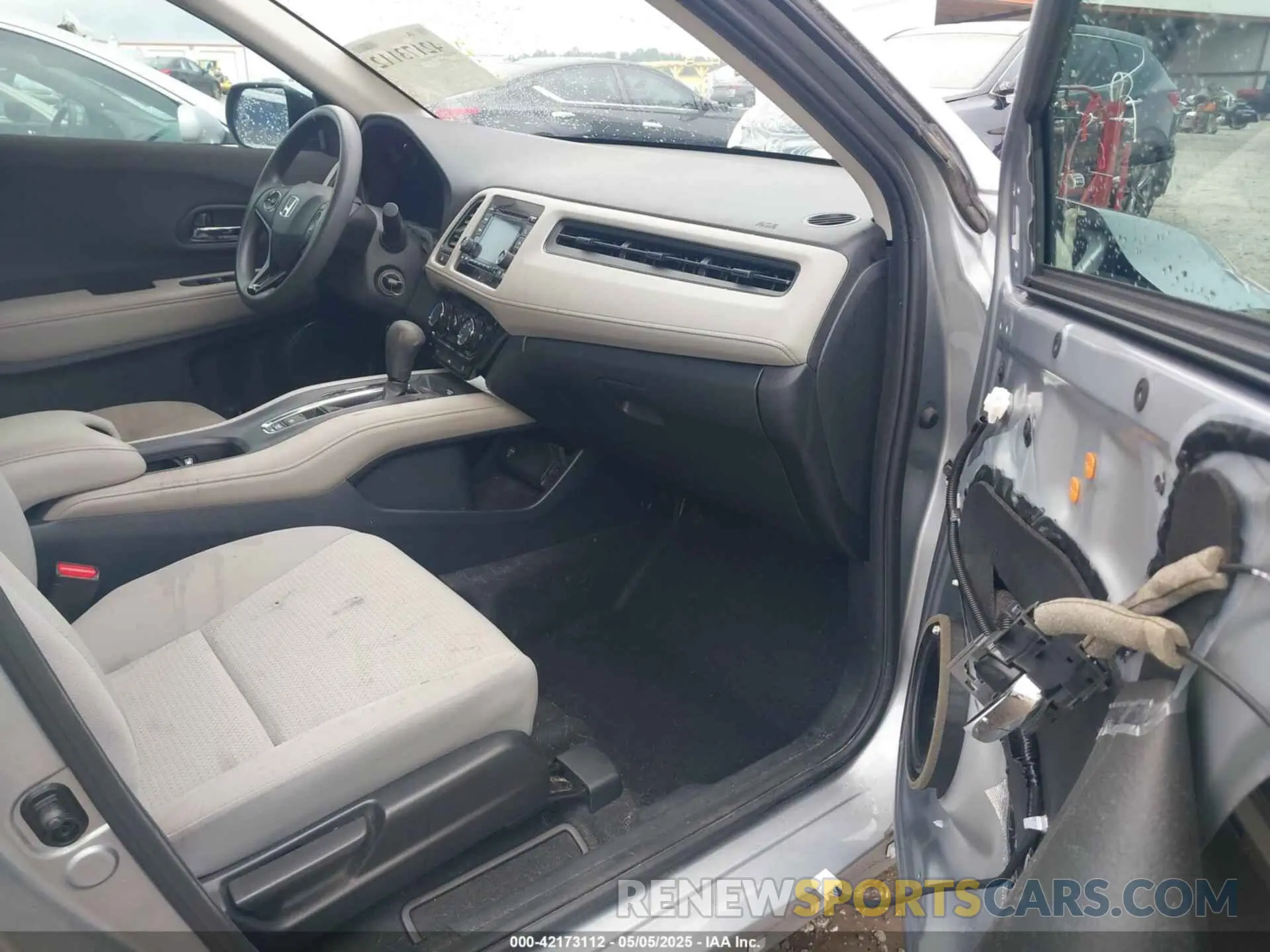 5 Photograph of a damaged car 3CZRU5H33LM711873 HONDA HR-V 2020