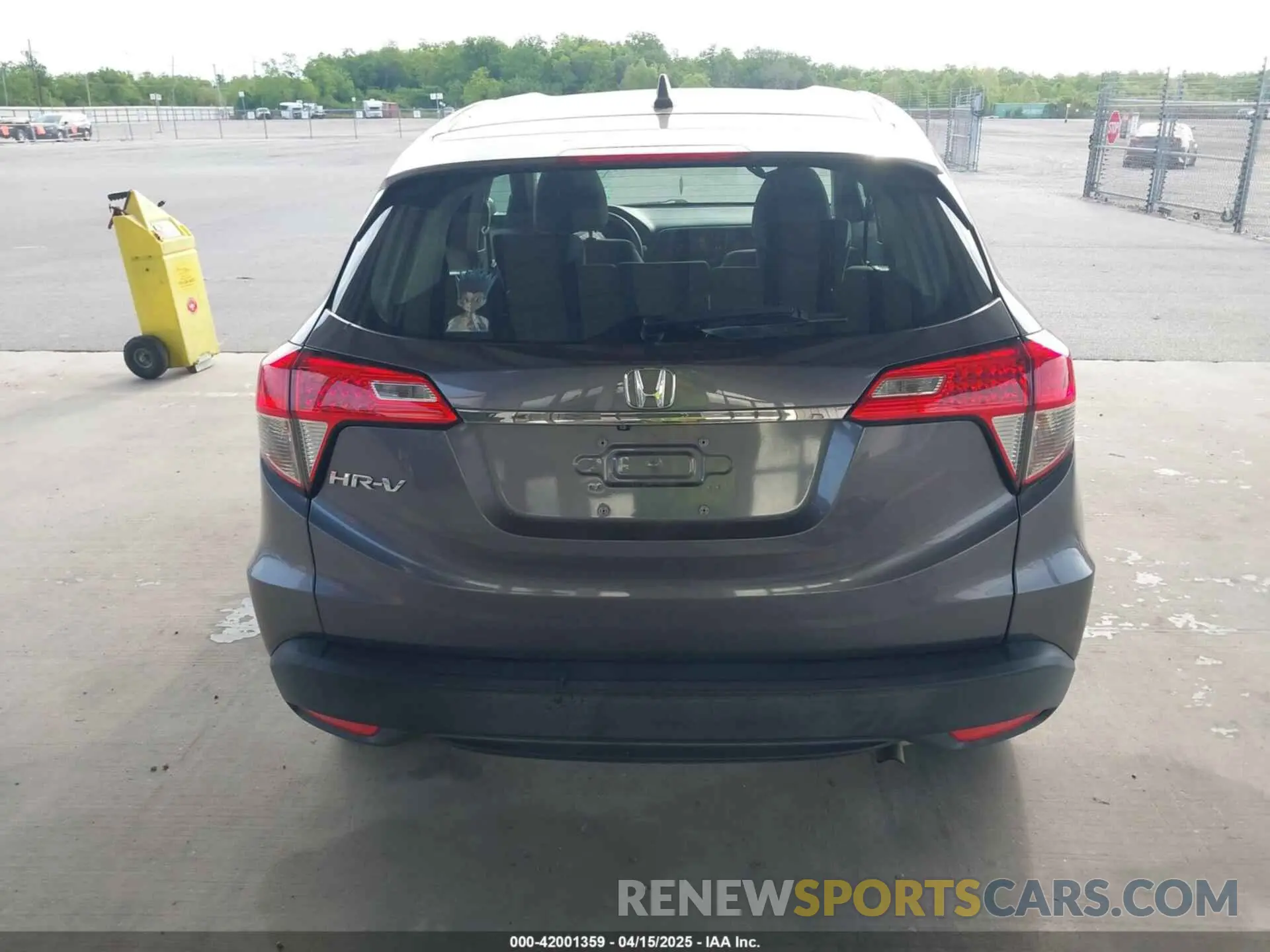 17 Photograph of a damaged car 3CZRU5H35LM708117 HONDA HR-V 2020