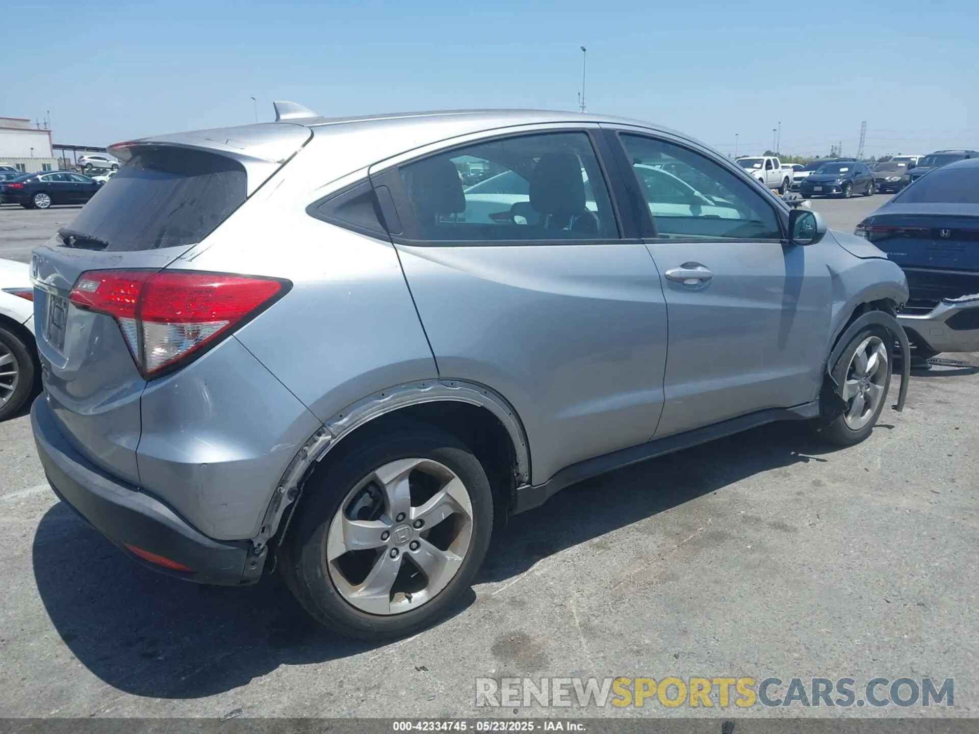 4 Photograph of a damaged car 3CZRU5H37LM703999 HONDA HR-V 2020